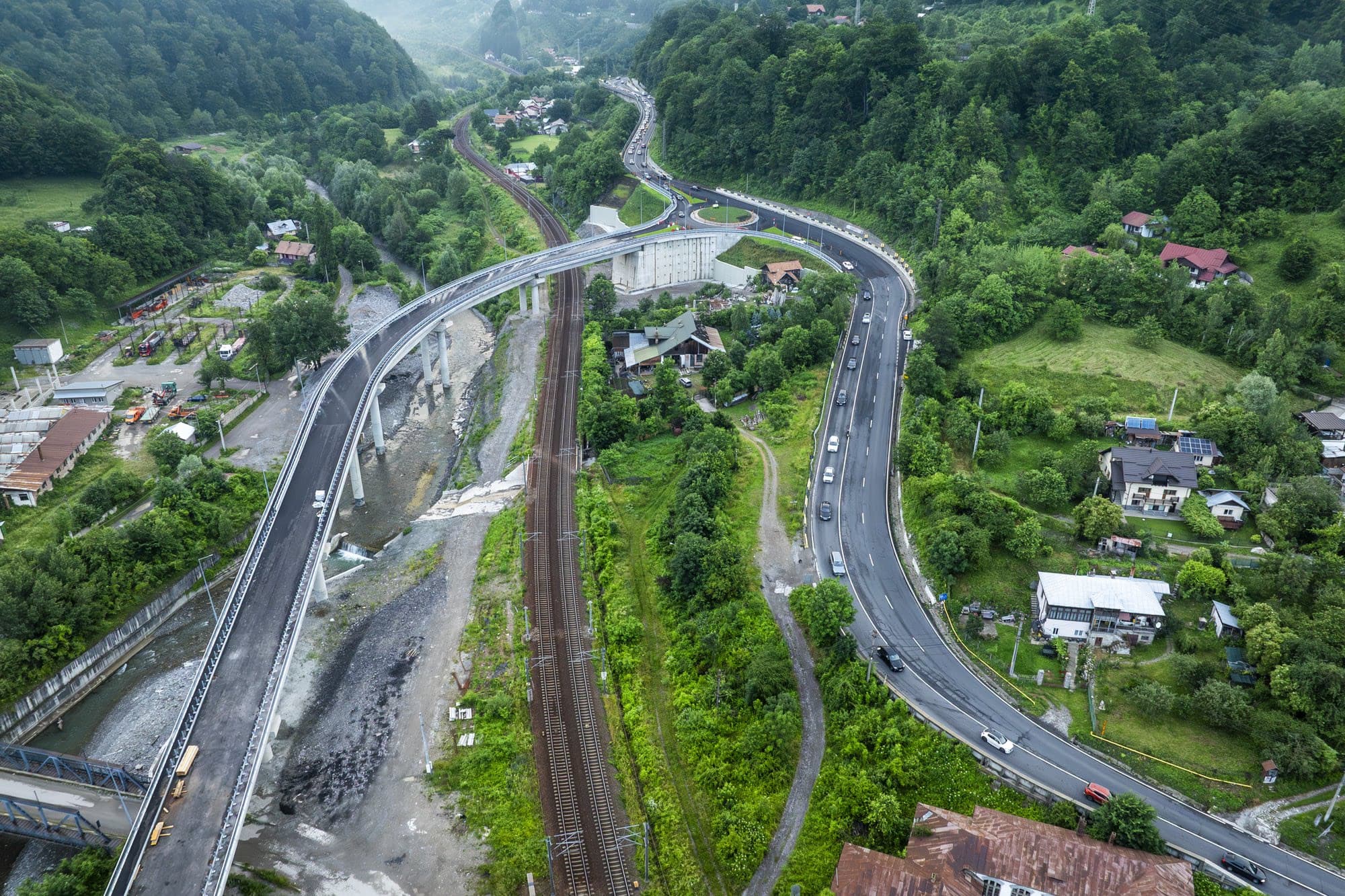 Centura Comarnic gata pe stâlpi de beton vs. DN1 cu coadă de mașini către litoral