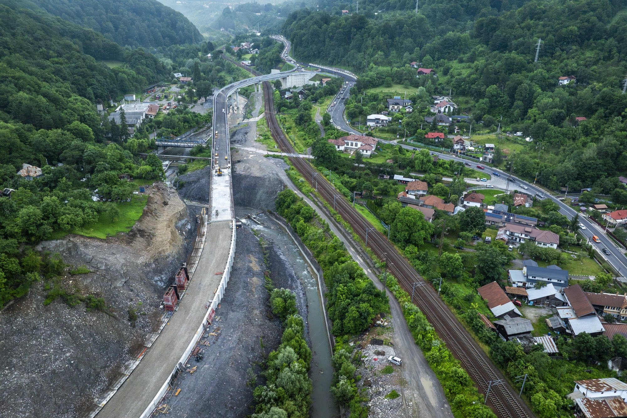 Centura Comarnic și DN1, vedere aeriană cu cele două drumuri rulând paralel prin valea Prahovei