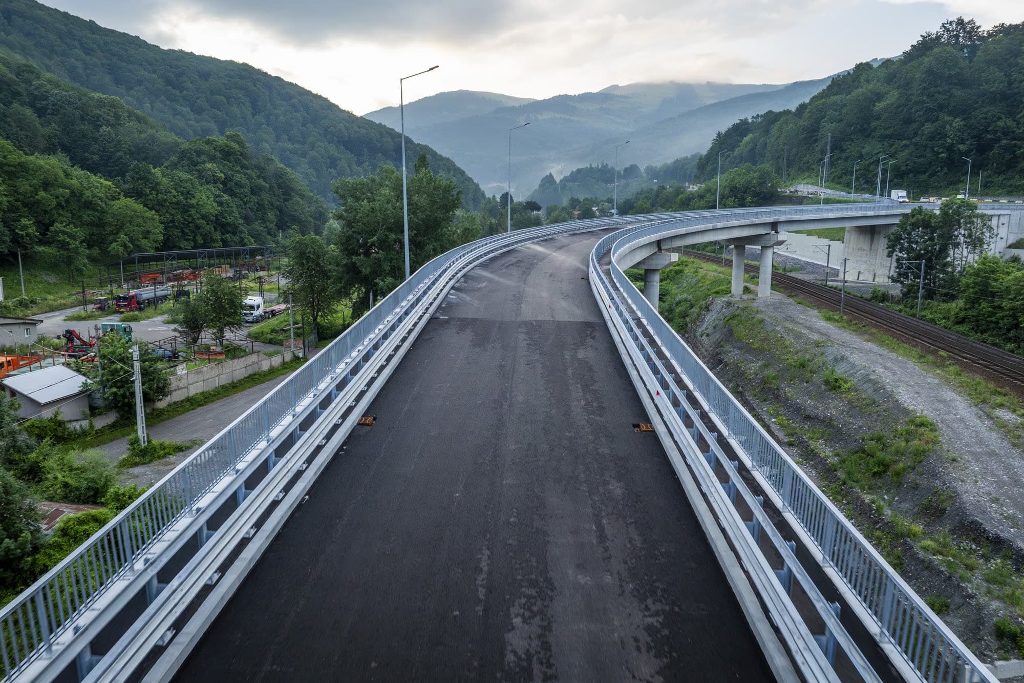 Centura Comarnic, vedere de la nivelul drumului, drum gol, mountains în spate