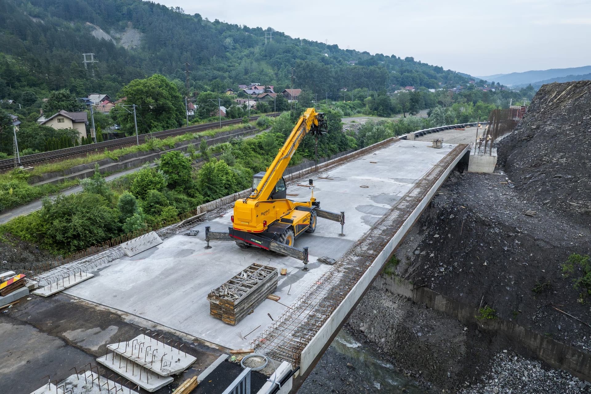 Centura Comarnic, vedere aeriană cu podul peste râul Prahova și calea ferată