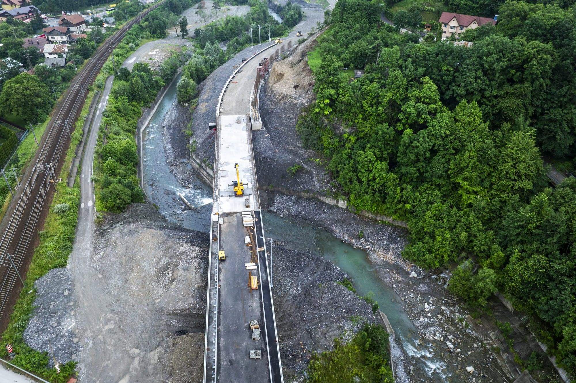 Pod Centura Comarnic în construcție, vedere apropiată cu macara galbenă pe deck