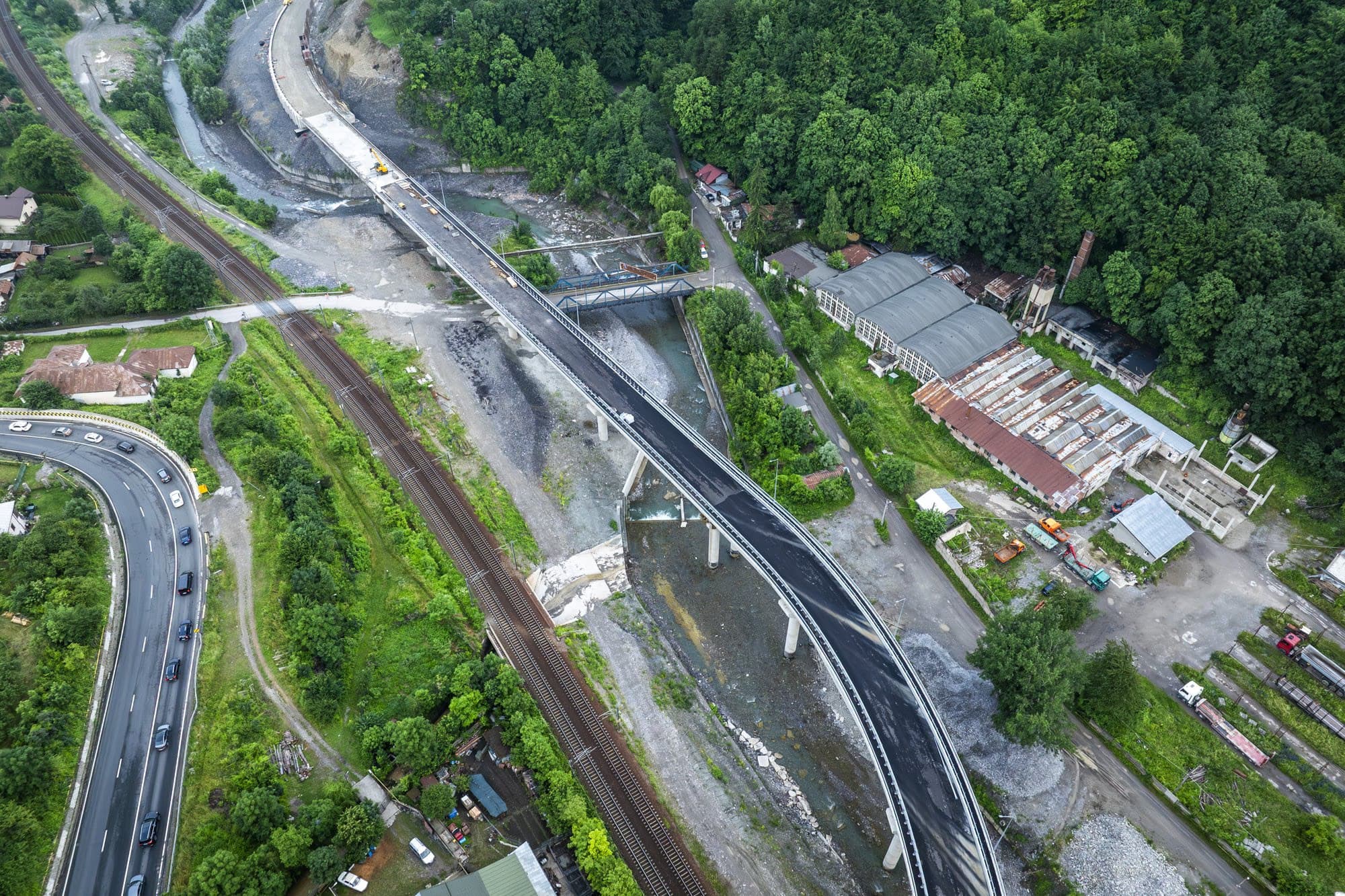 Vedere aeriană DN1 în coadă lângă șantierul Centurii Comarnic, vară 2026
