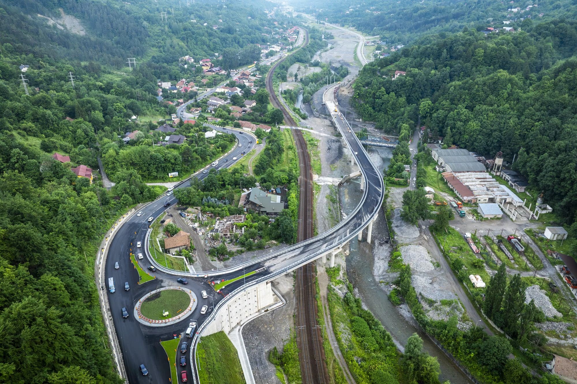 Centura Comarnic vedere panoramică cu pod, sens giratoriu și sat în fundal