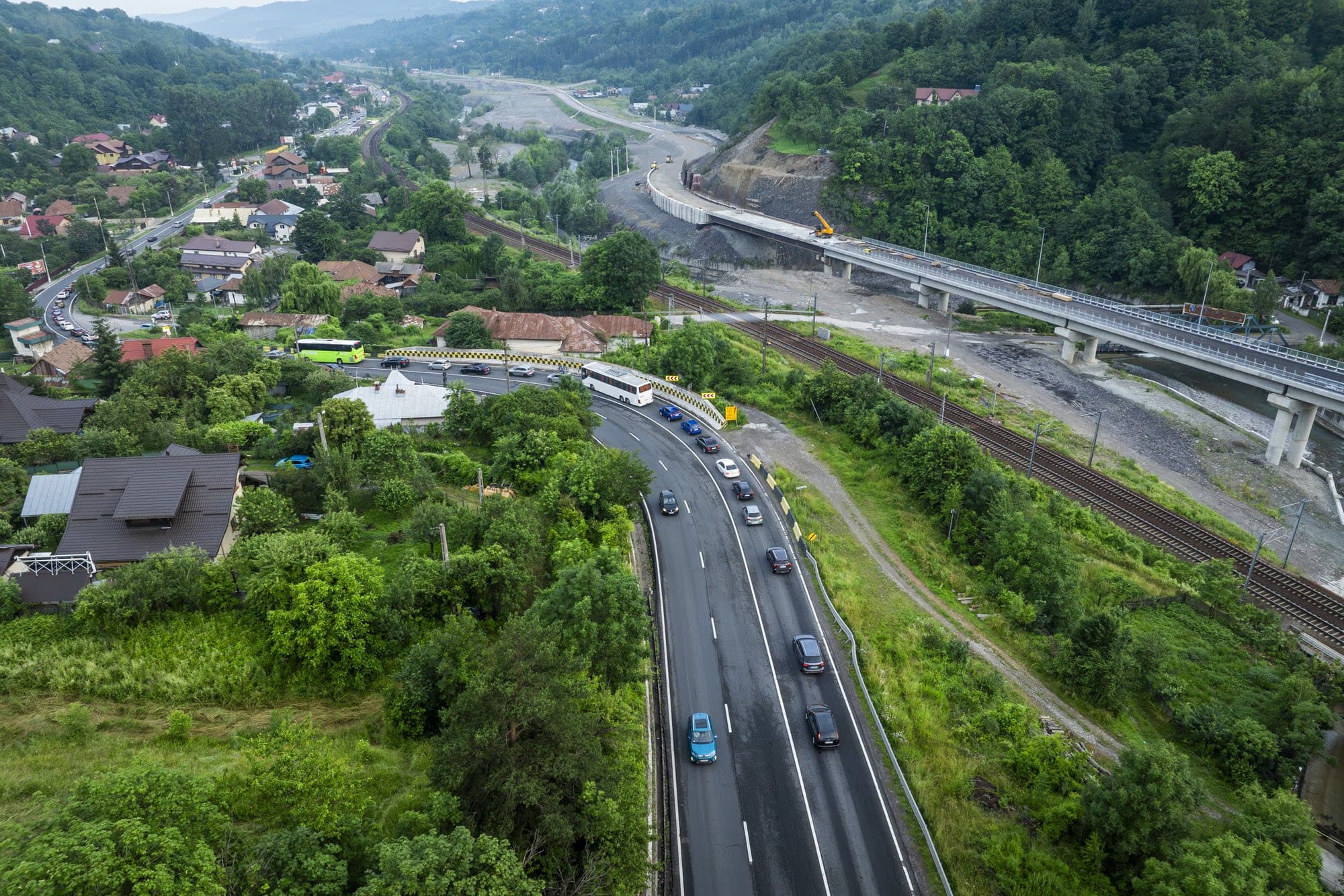 Vedere aeriană a Centurii Comarnic — podul nou în dreapta, traficul pe DN1 spre litoral în centru-stânga
