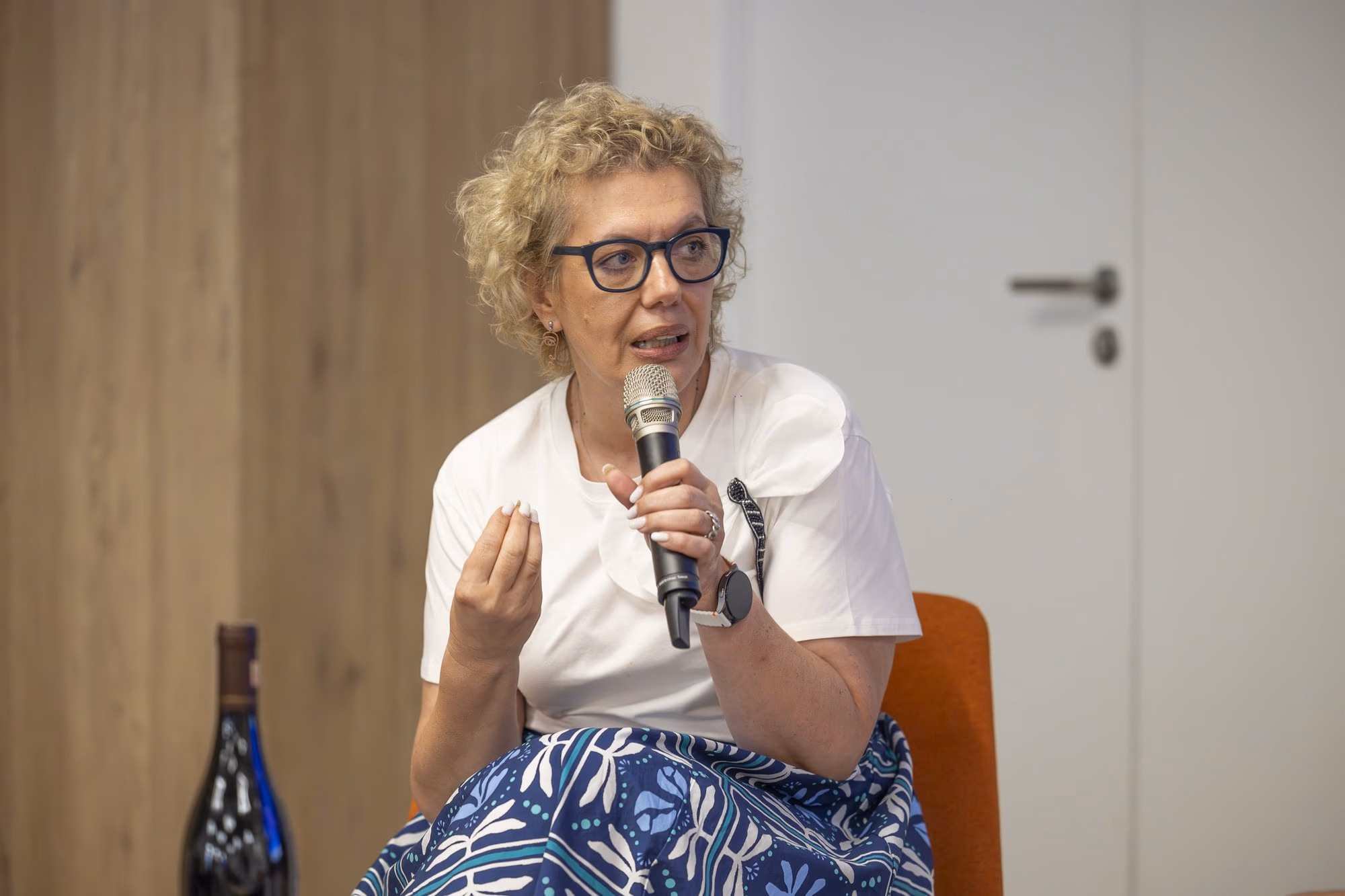 Flavia Voinea speaking about the Diary of a CEO model — 80 shades of red tested for the logo.