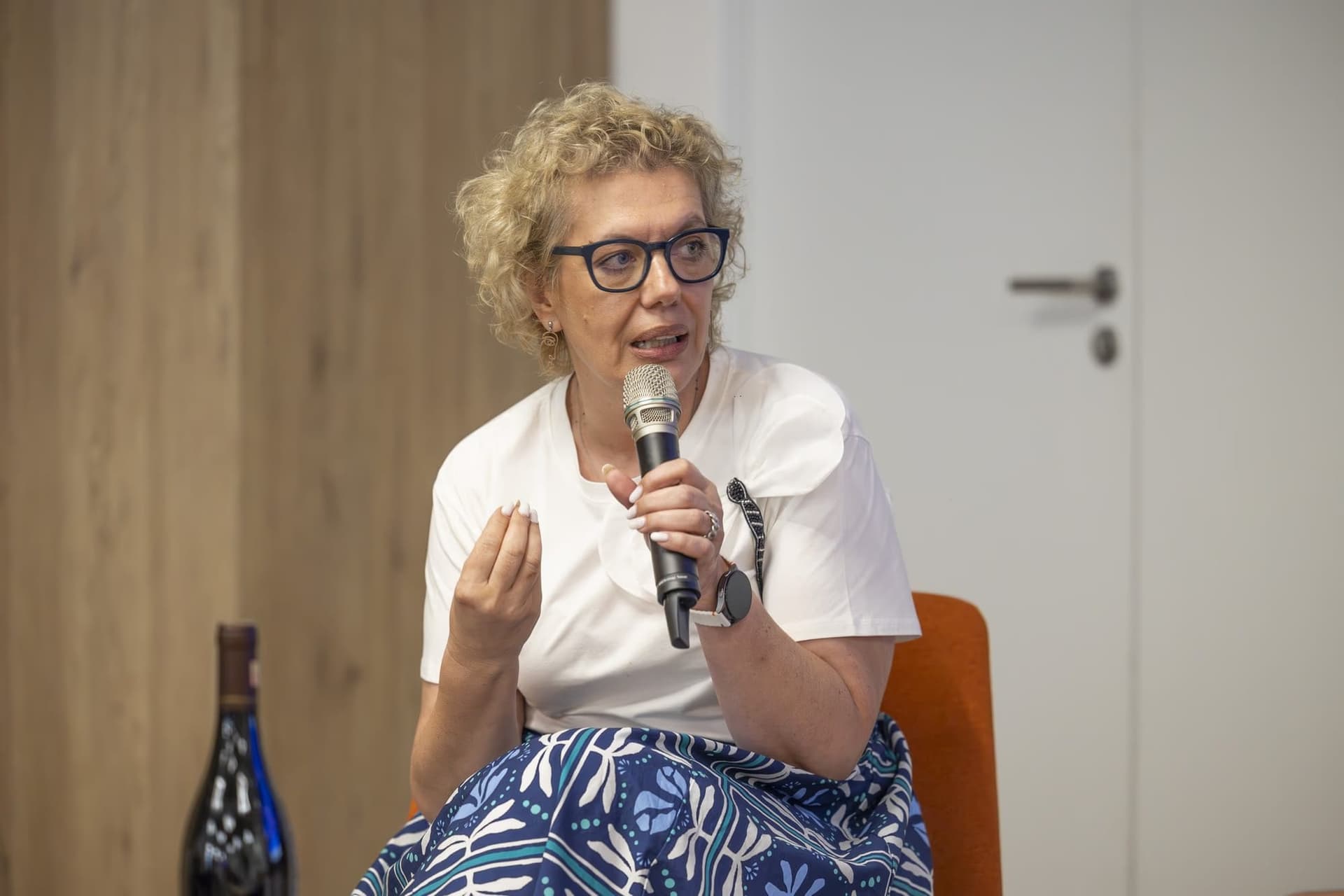 Flavia Voinea a Diary of a CEO modellről magyarázva — 80 árnyalatnyi vöröst tesztelt a logóhoz.