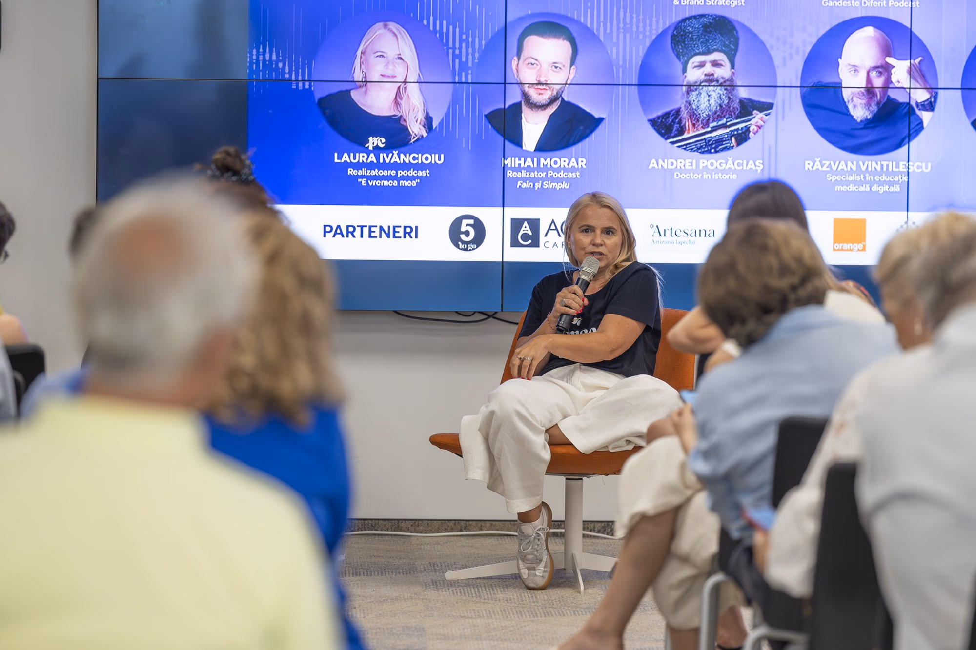 Laura Ivăncioiu, founder of the Deci Se Poate agency, wearing the "E vremea mea" T-shirt in panel 4.