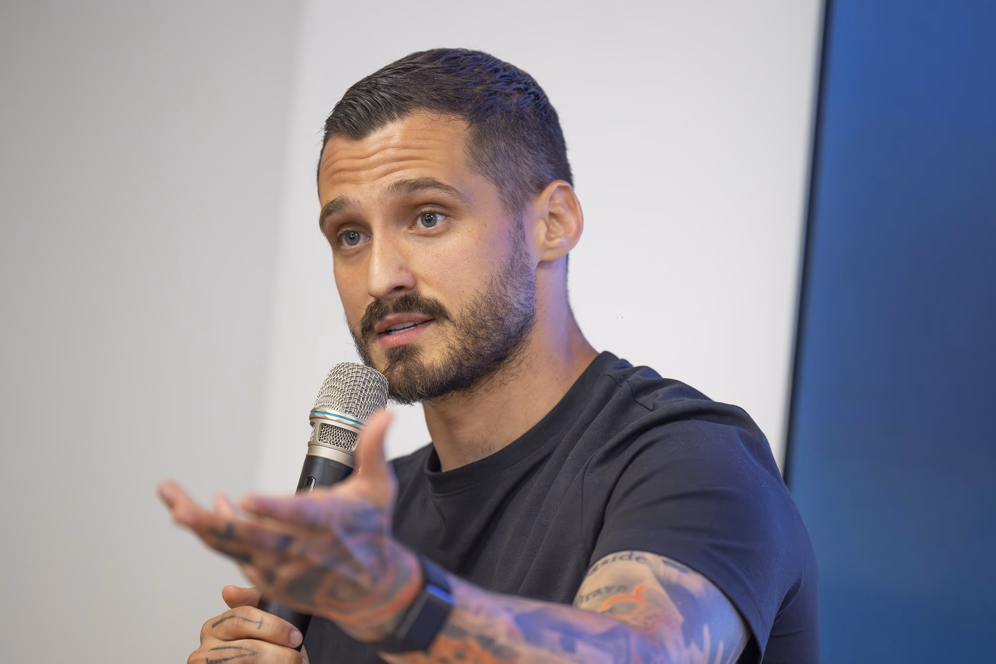 Radu Constantin „OK" jellel — kölcsönös sebezhetőség.