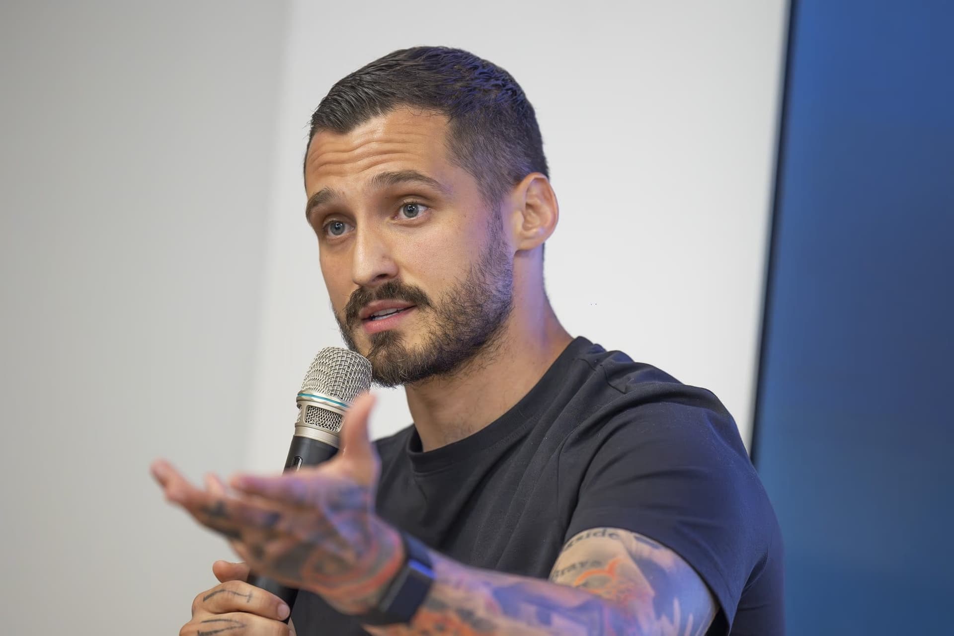 Radu Constantin „OK" jellel — kölcsönös sebezhetőség.