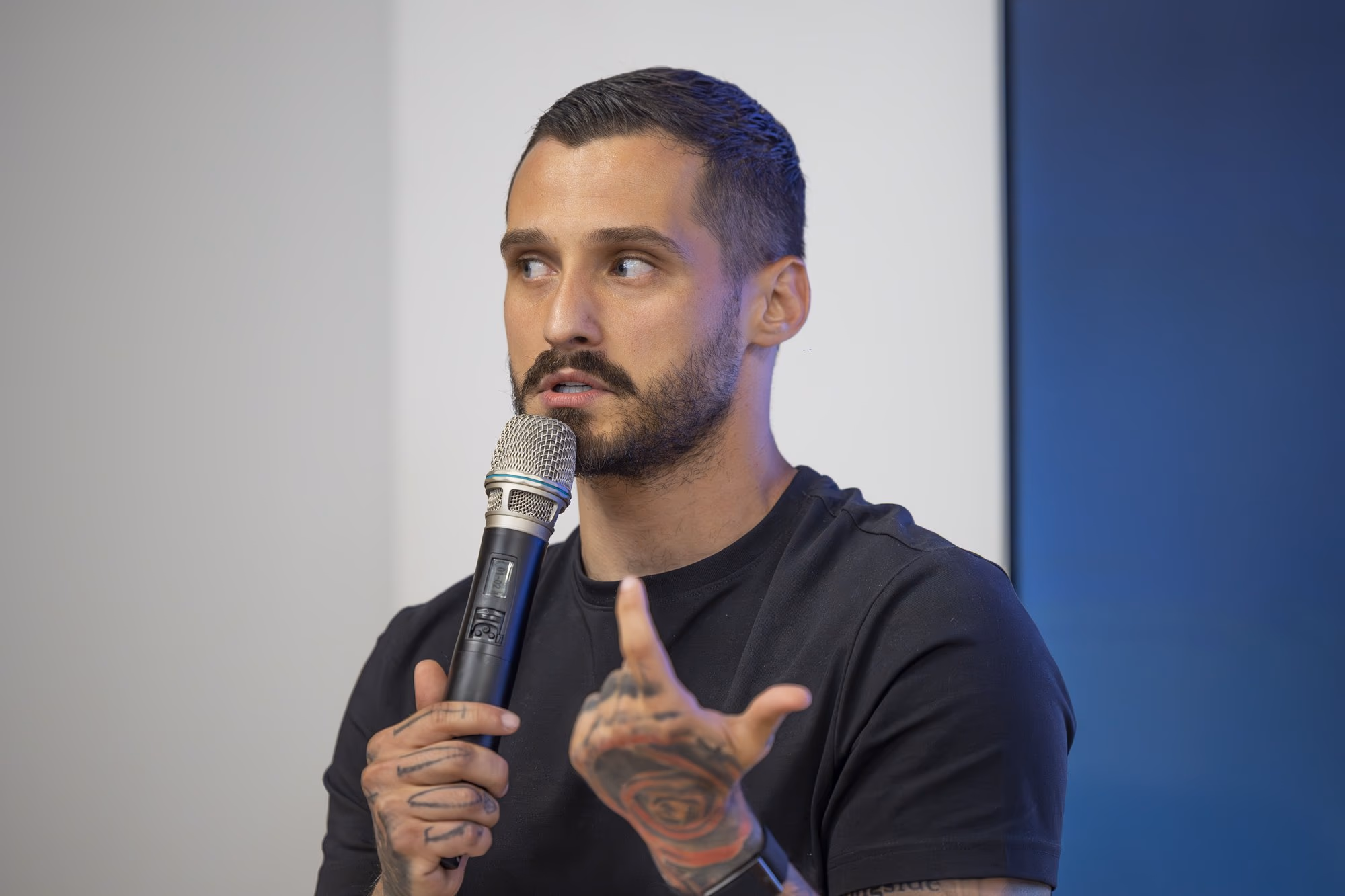 Radu Constantin gesticulând în timpul prezentării.