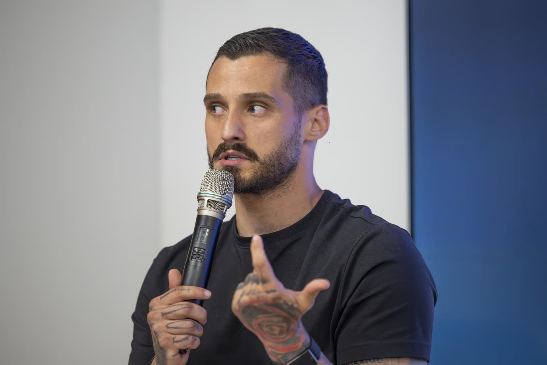Radu Constantin gesztikulál a prezentáció során.