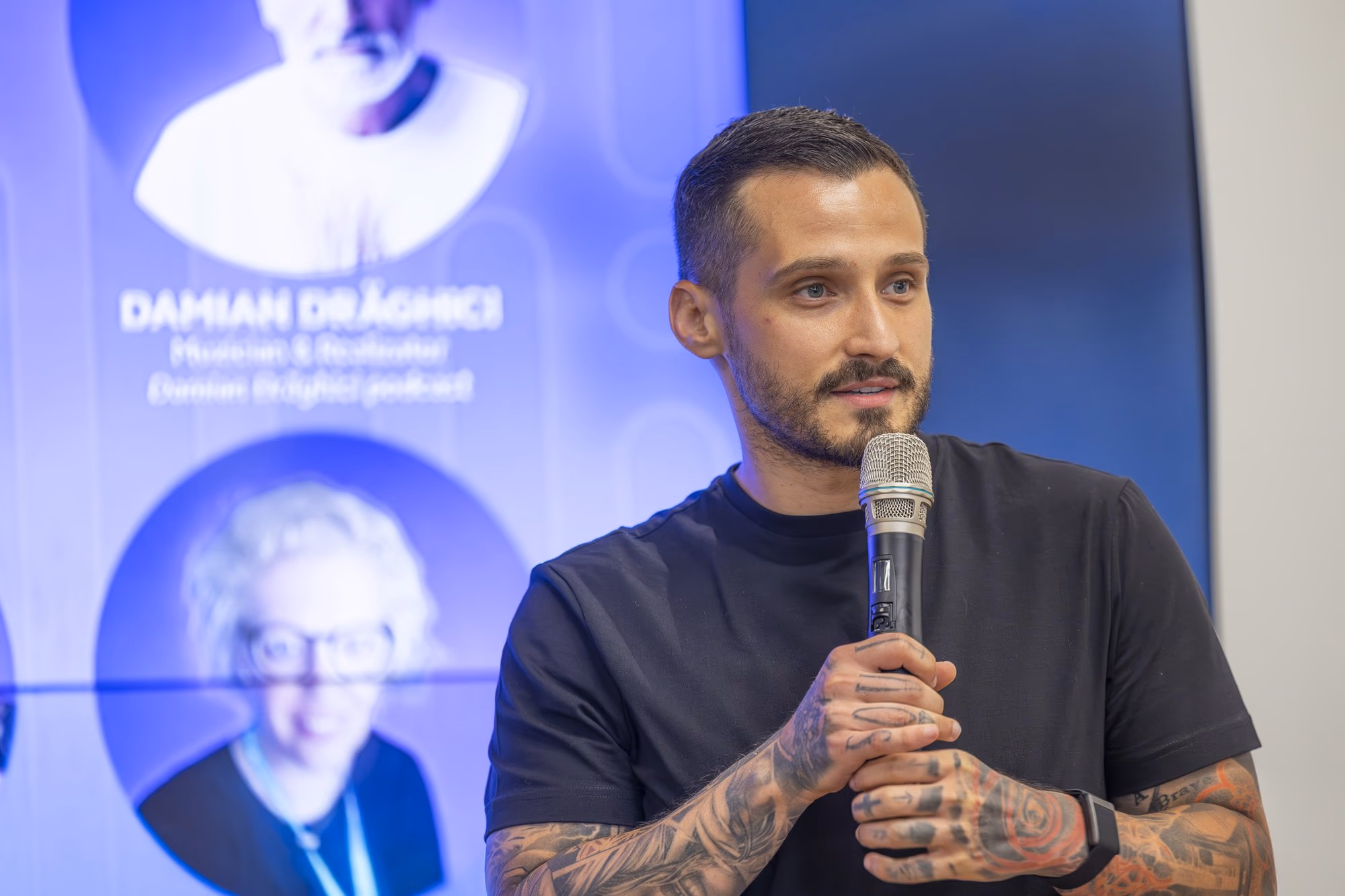 Radu Constantin a mikrofonnál a 4. panelben.