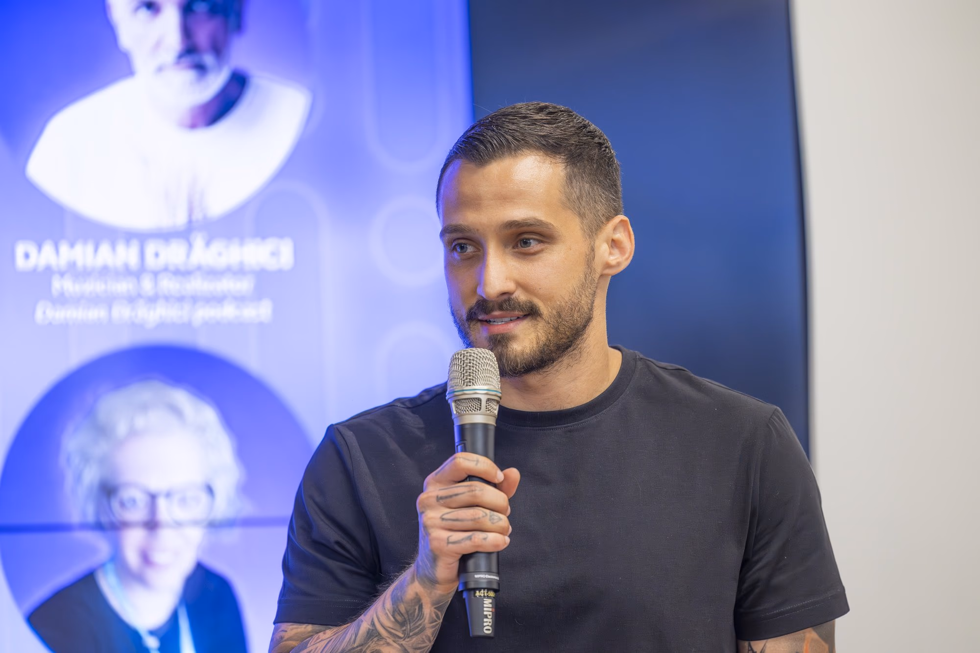 Radu Constantin during his "emotional architecture" presentation, with 1.32 million subscribers on the Gândește Diferit channel.