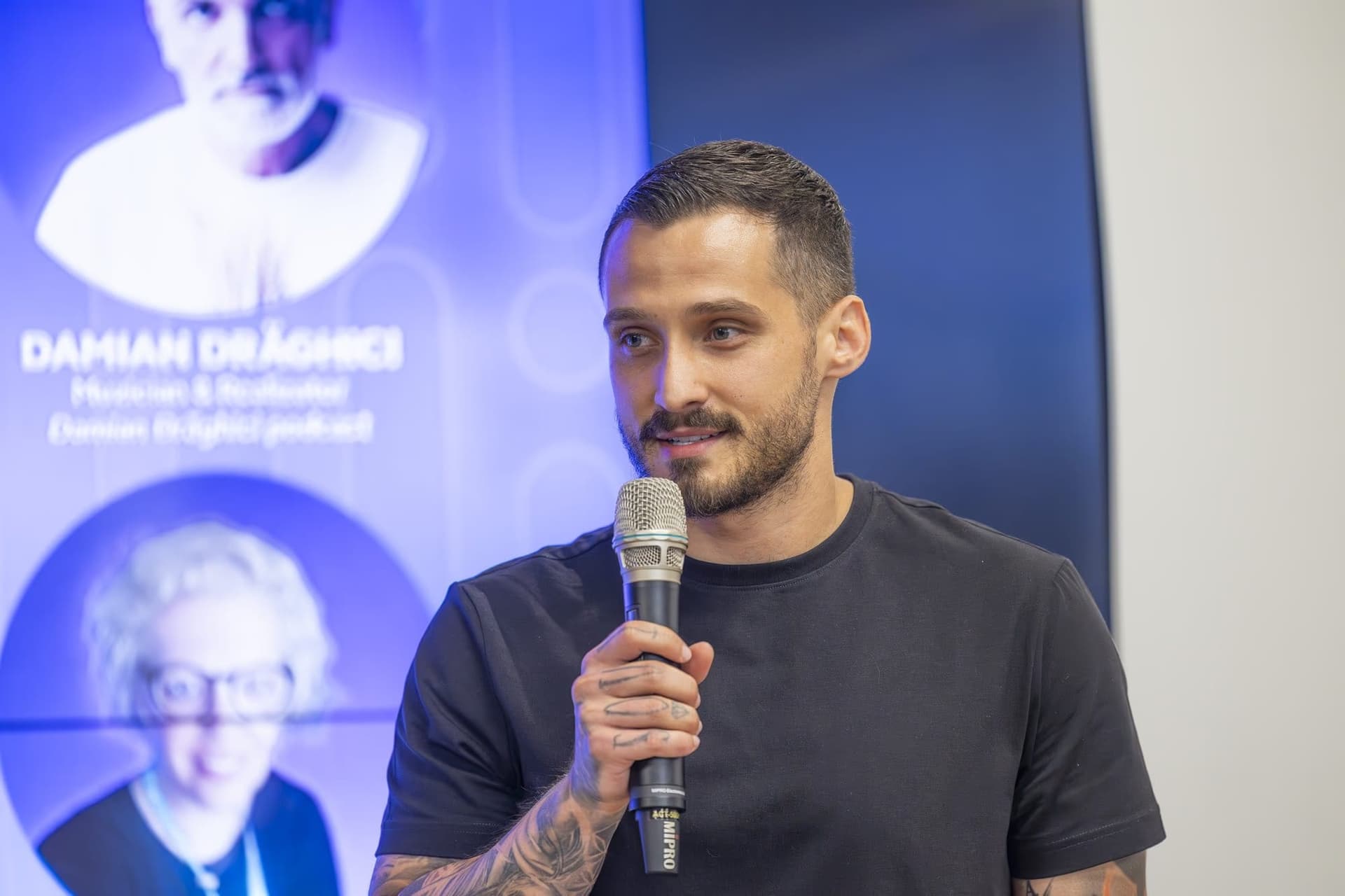 Radu Constantin az „érzelmi architektúra" prezentáció közben, 1,32 millió feliratkozóval a Gândește Diferit csatornán.