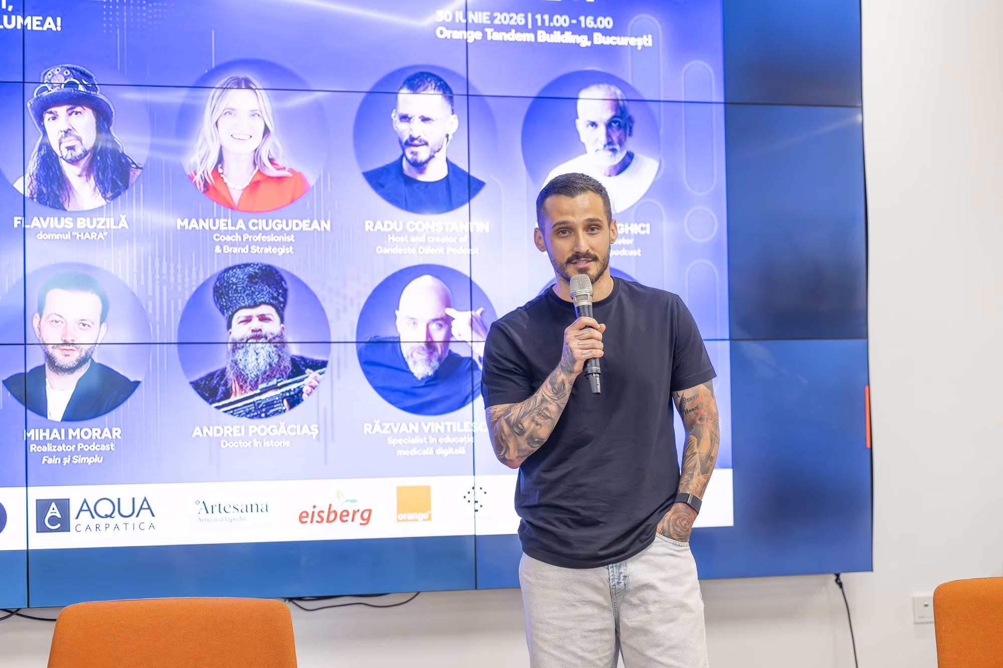 Radu Constantin az Orange Tandem Alba Iulia termének színpadán, a 4. panel kezdetén.