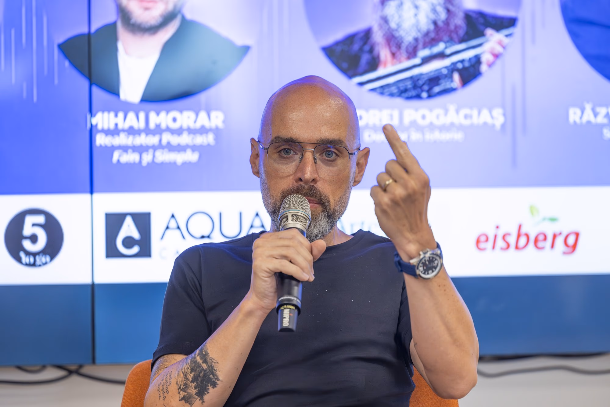 Dr. Vintilescu, egyik ujját felemelve, a 3. panel során.
