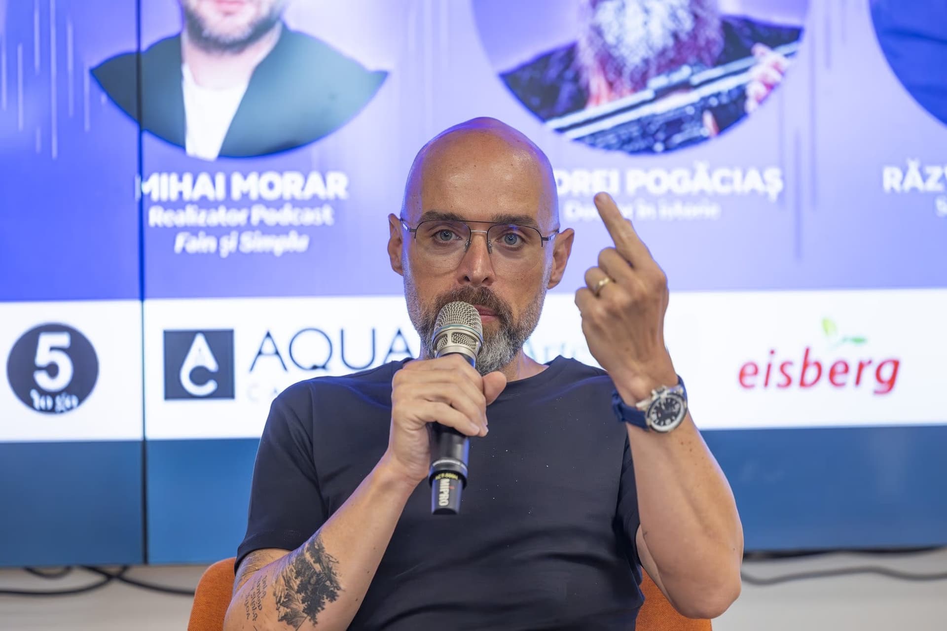 Dr. Vintilescu, egyik ujját felemelve, a 3. panel során.