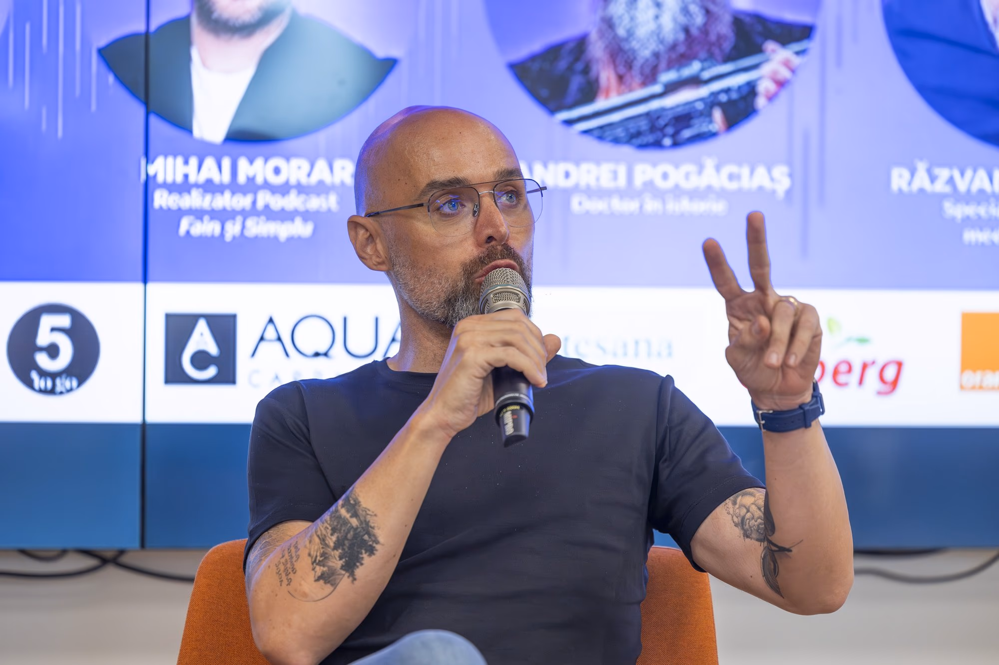 Răzvan Vintilescu gestures while stating the thesis about AI replacing routine medicine.
