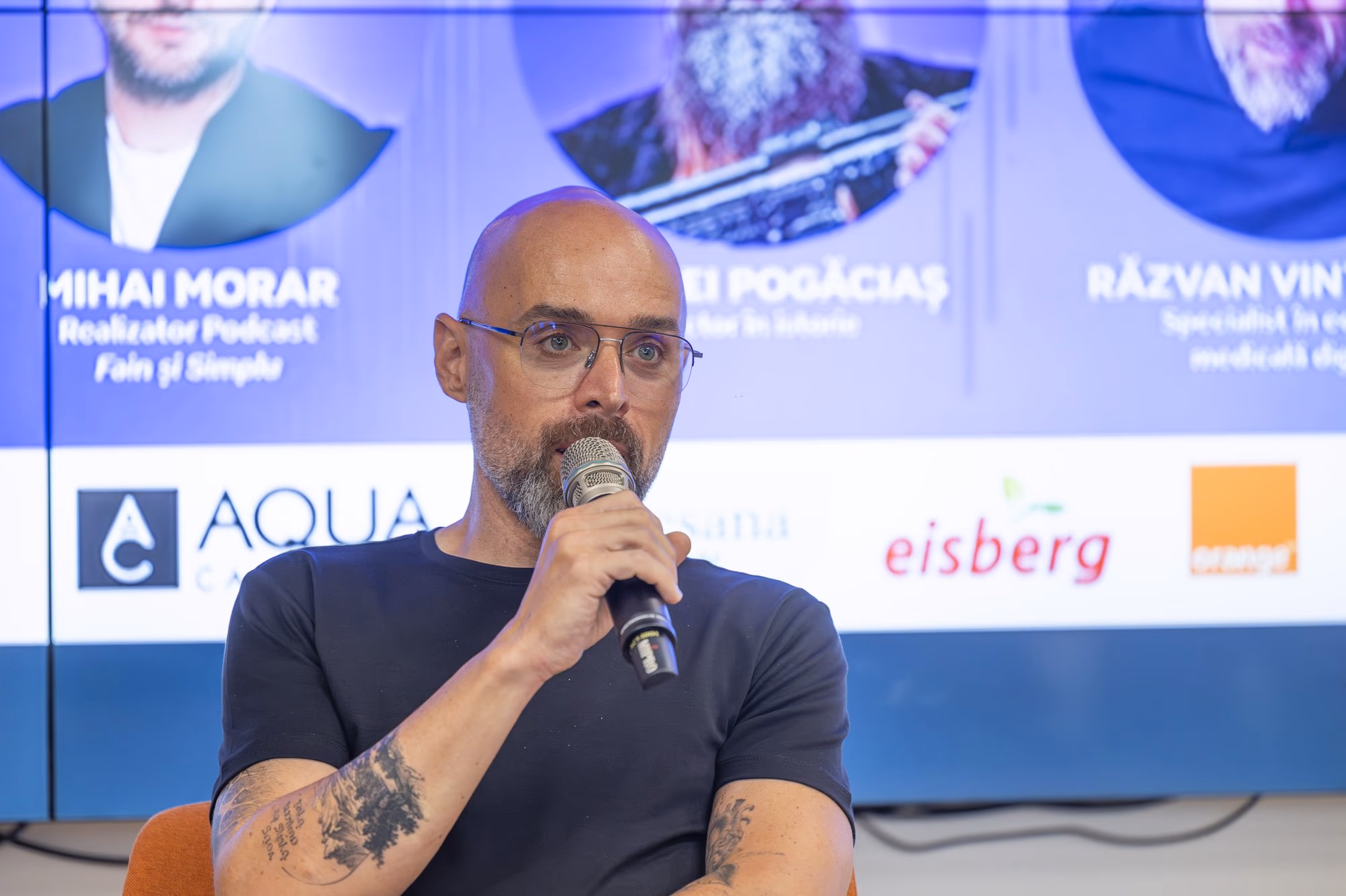 Dr. Răzvan Vintilescu, family physician and medical podcaster, at the microphone in panel 3.
