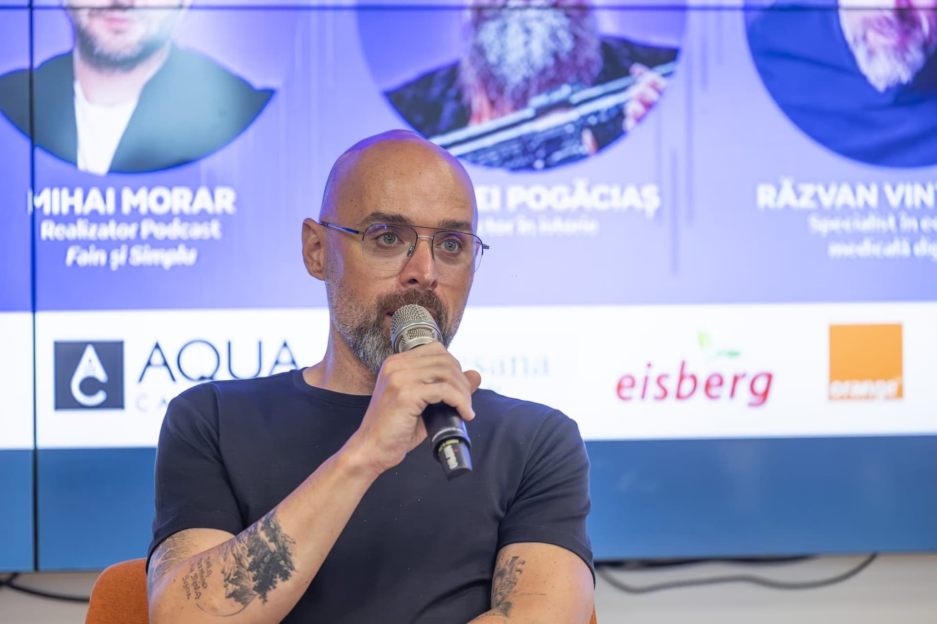 Dr. Răzvan Vintilescu, családorvos és orvosi podcaster, a mikrofonnál a 3. panelben.