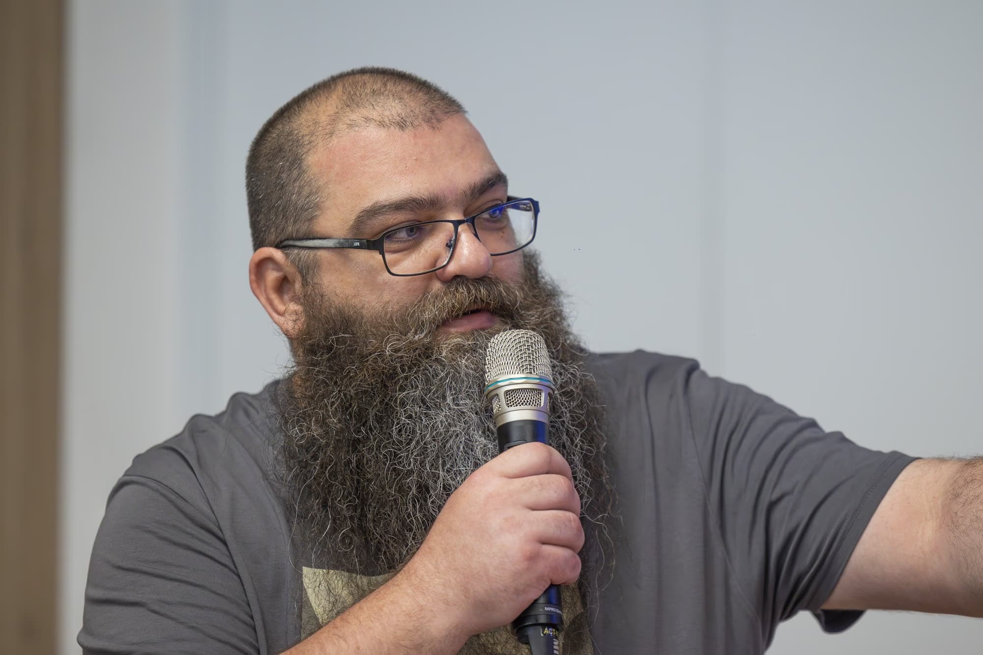 Andrei Pogăciaș explicând mecanica algoritmică a TikTok pentru conținutul istoric.