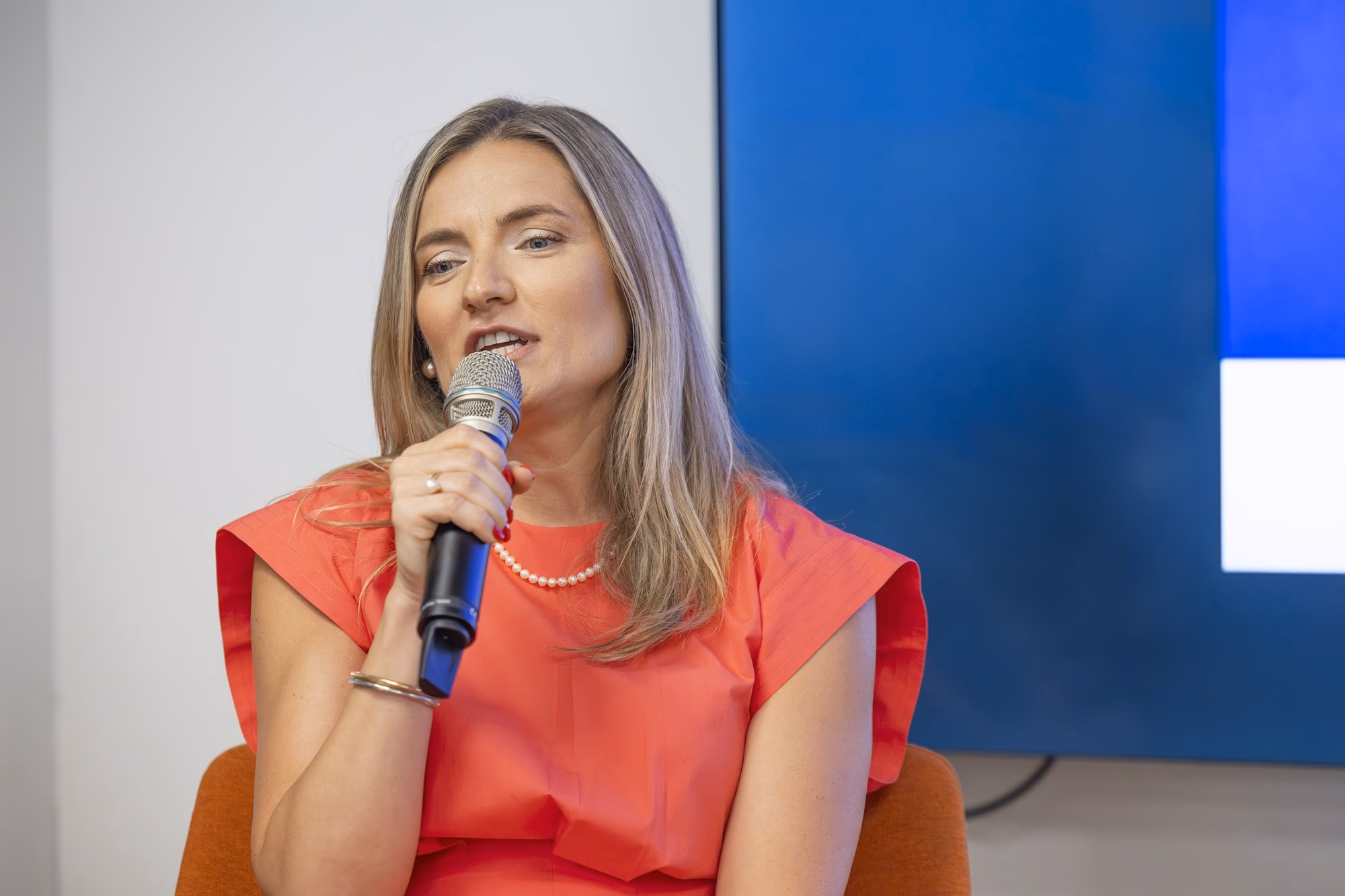 Manuela Ciugudean beszél a 3. panelben a marketingtölcsérről.