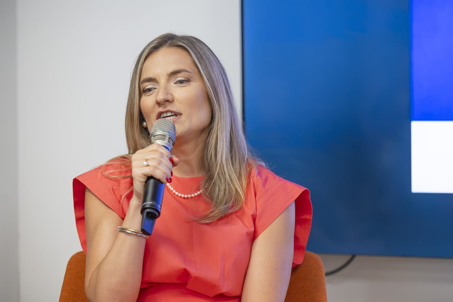 Manuela Ciugudean beszél a 3. panelben a marketingtölcsérről.