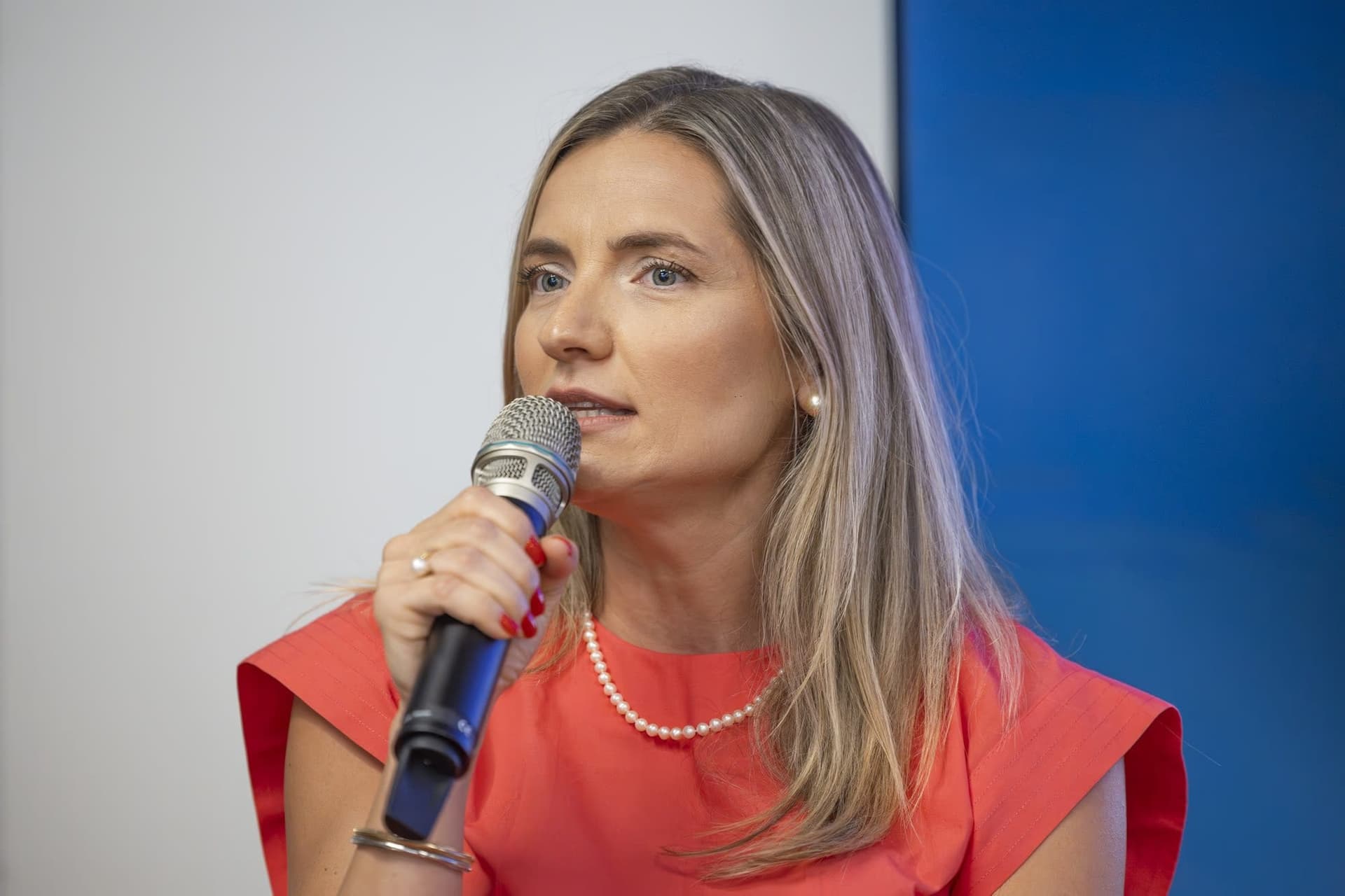 Manuela Ciugudean, brand strategist, piros ruhában, a mikrofonnál a 3. panelben.