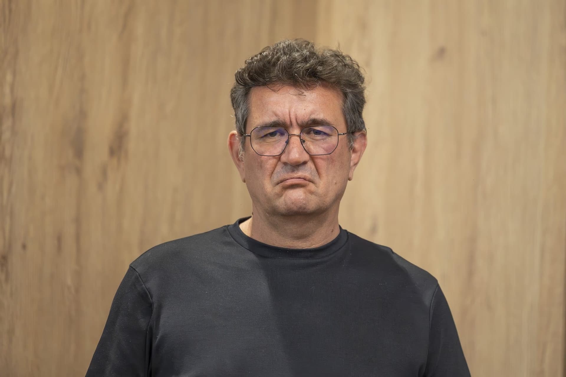 Chinezu portré szólóban — annak az embernek a kifejezése, aki rájött, hogy auditálták.