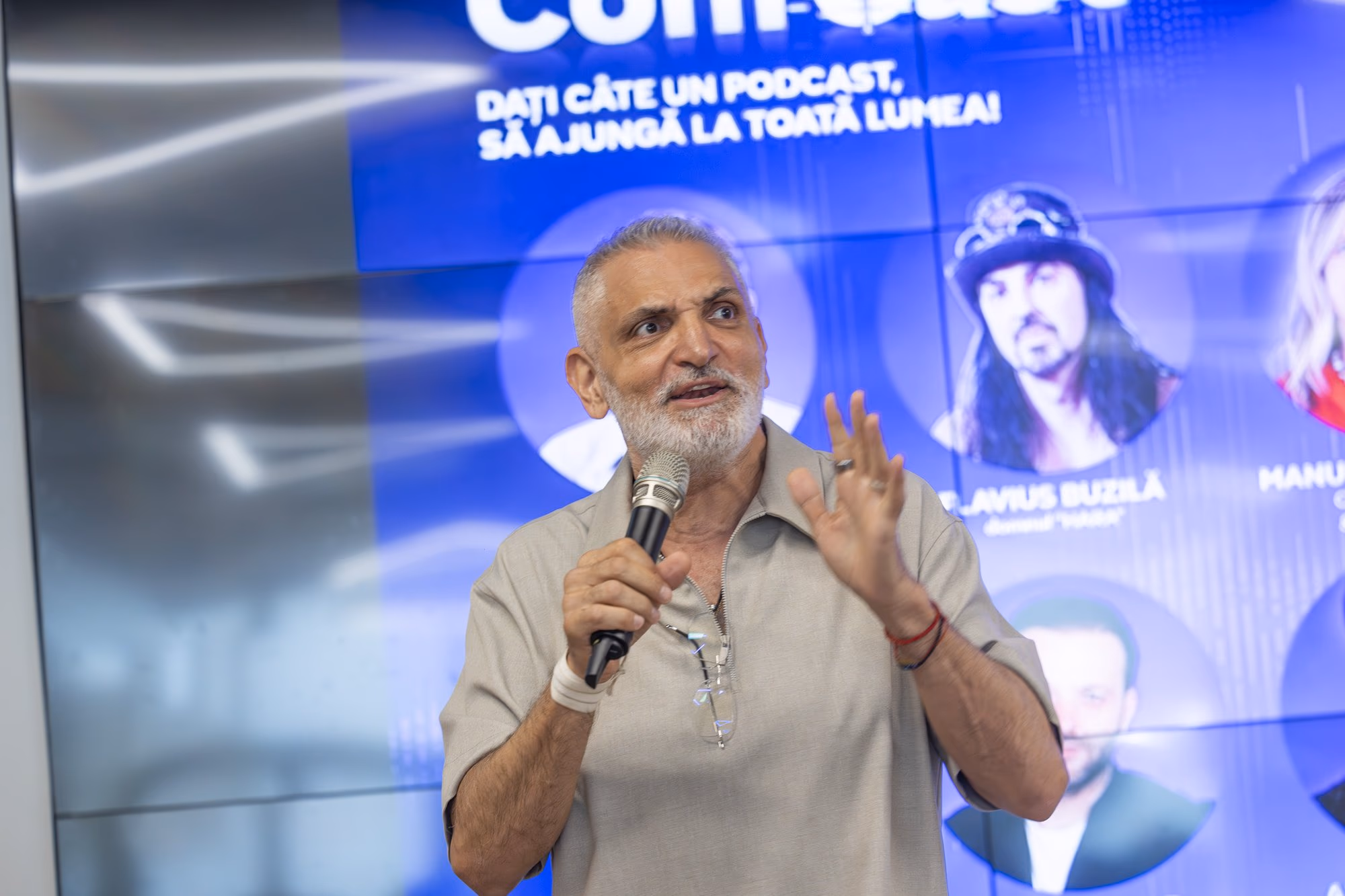 Damian Drăghici gesztikulál a 2. panelben.