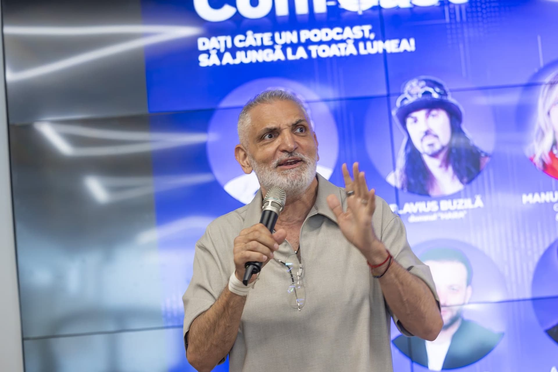 Damian Drăghici gesztikulál a 2. panelben.