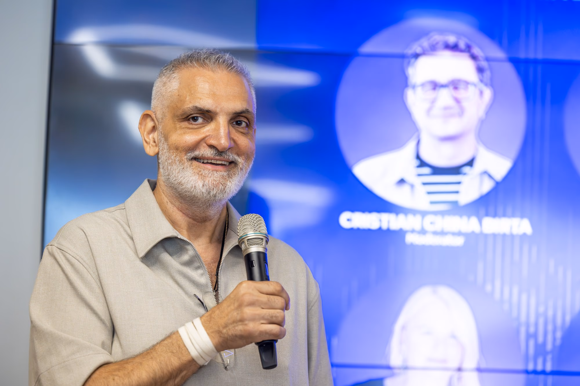 Damian Drăghici with the microphone in the middle of panel 2.