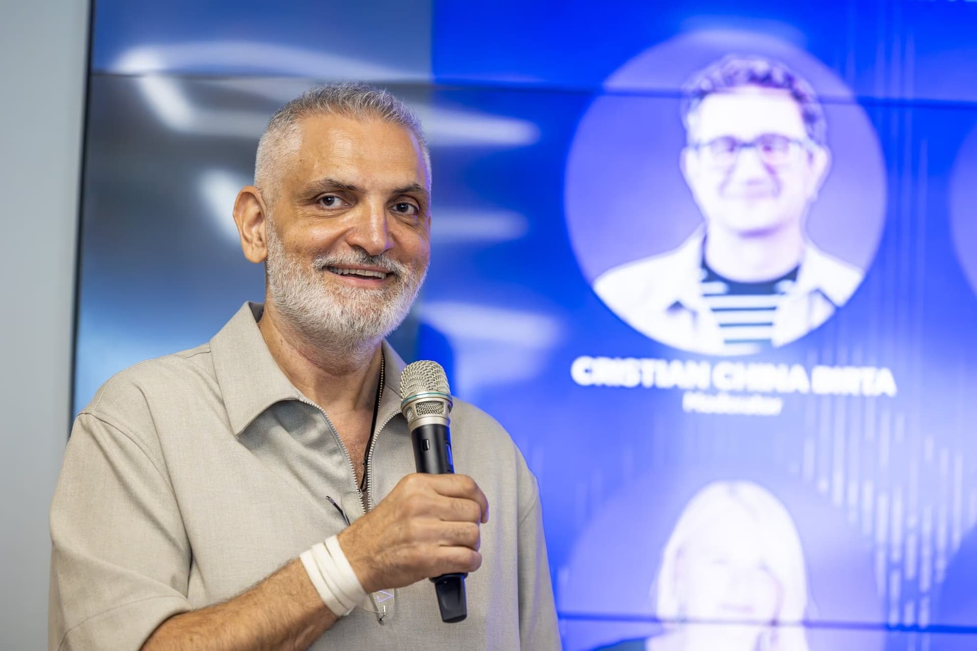 Damian Drăghici a mikrofonnal a 2. panel közepén.