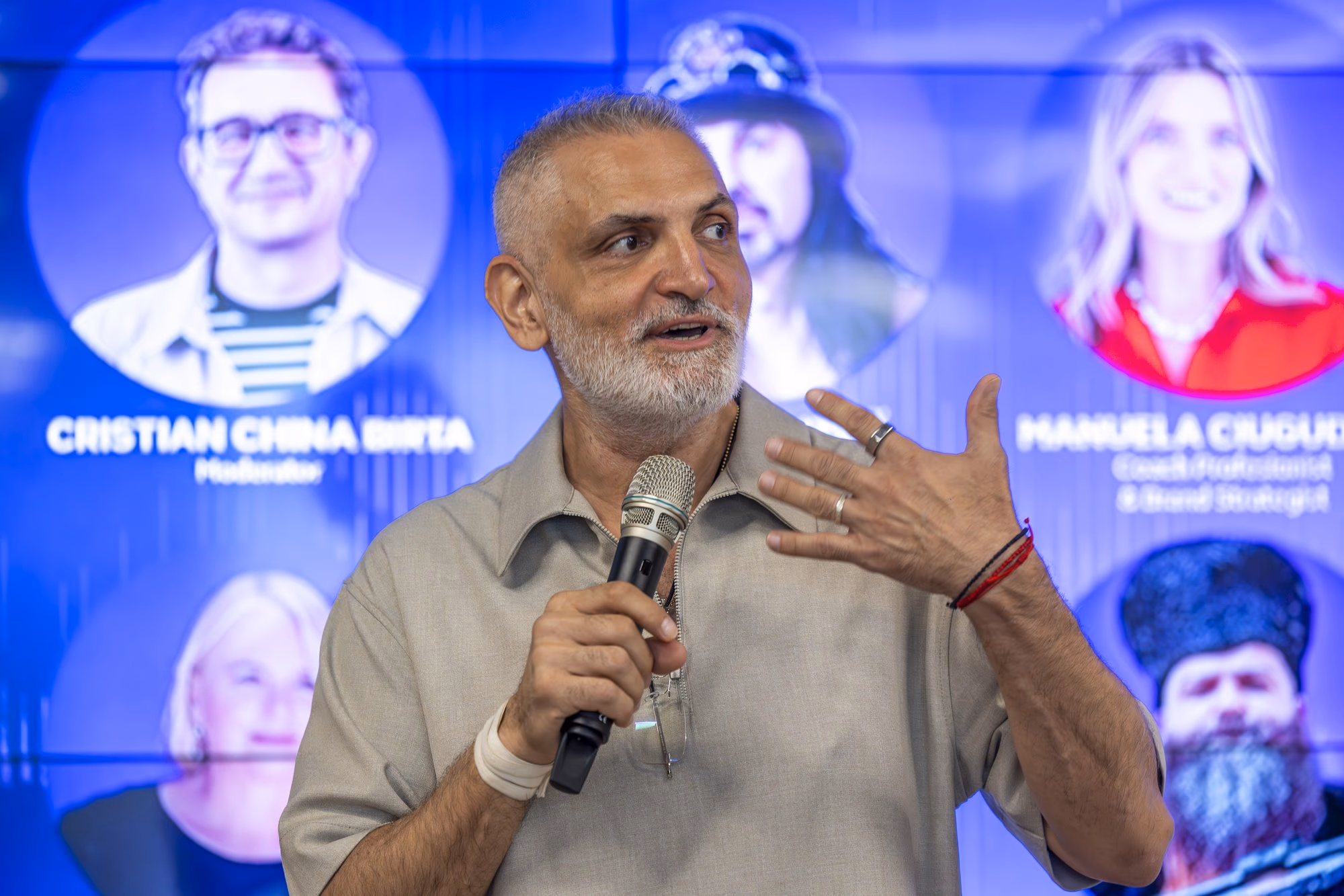 Damian Drăghici a mikrofonnál a 2. panelben, a plakát fotójával a hátterében.