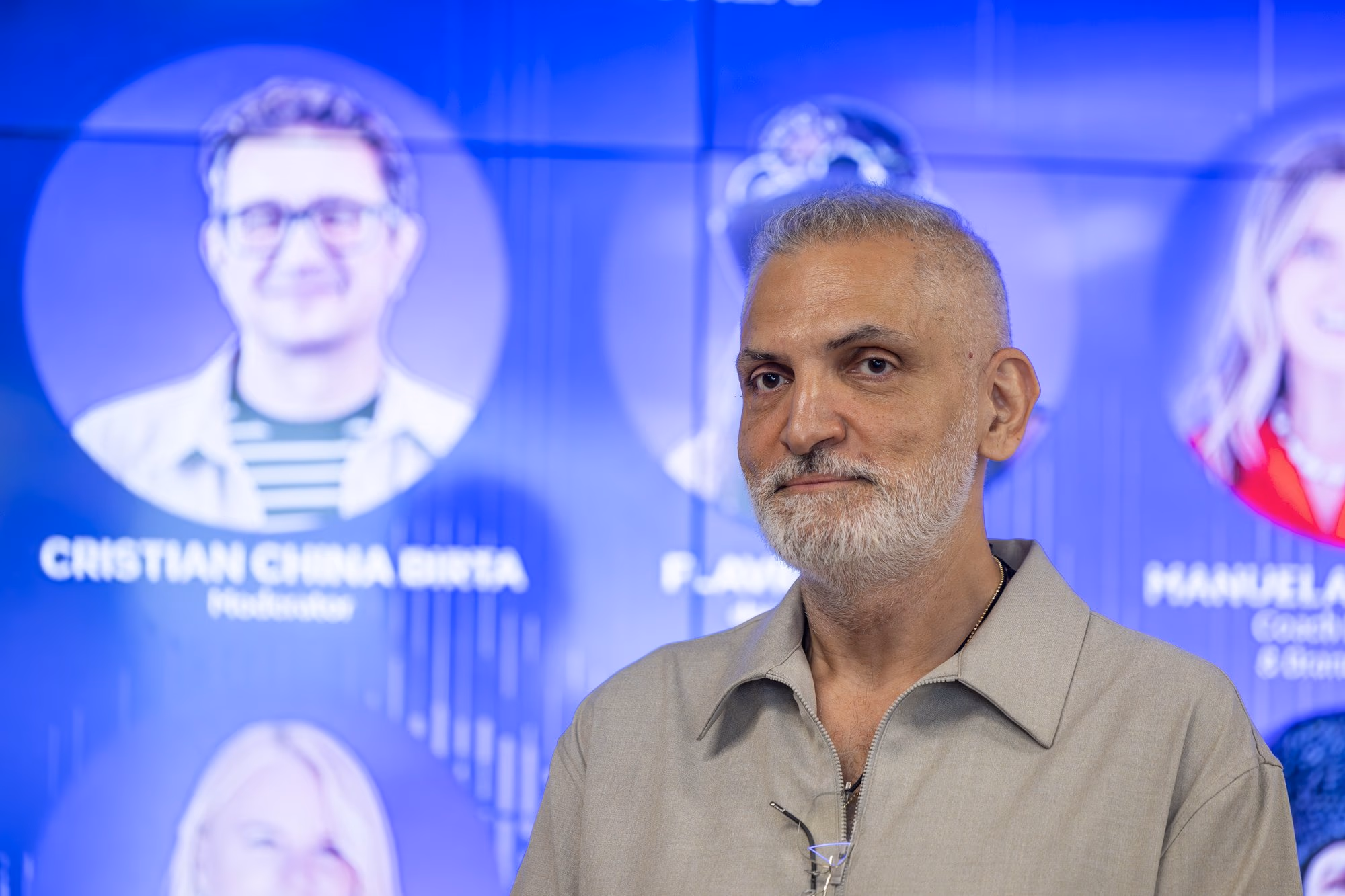 Damian Drăghici egyedül a 2. panel során, fehér kötéssel a csuklóján.