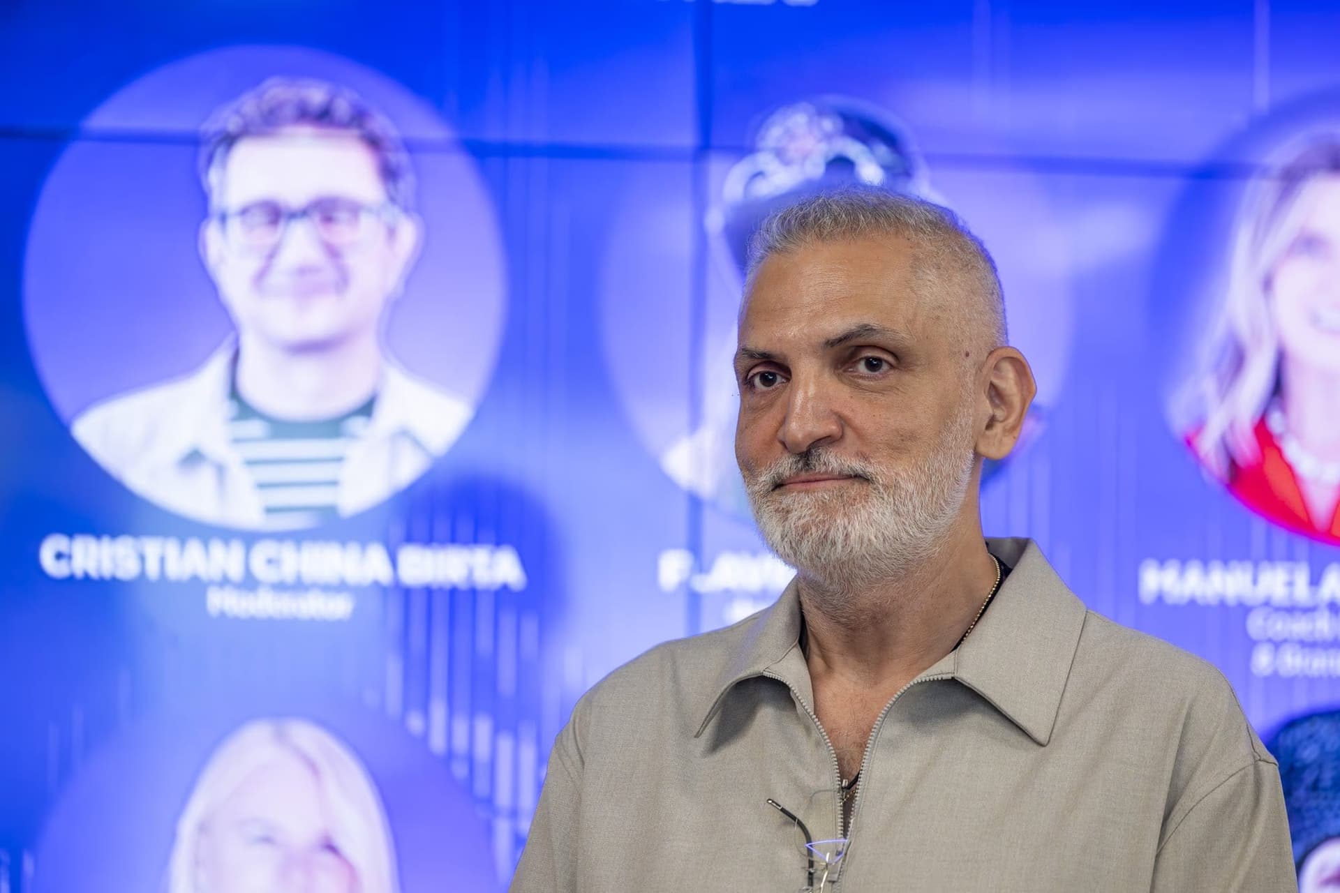 Damian Drăghici egyedül a 2. panel során, fehér kötéssel a csuklóján.