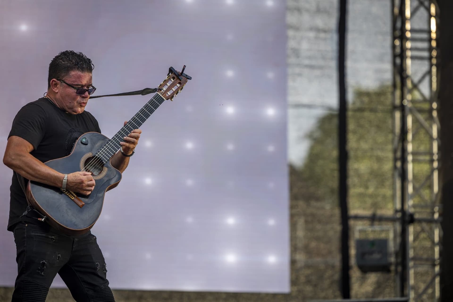 A gitár — Marty kezének természetes meghosszabbítása. Fotó: AdiCoco.com
