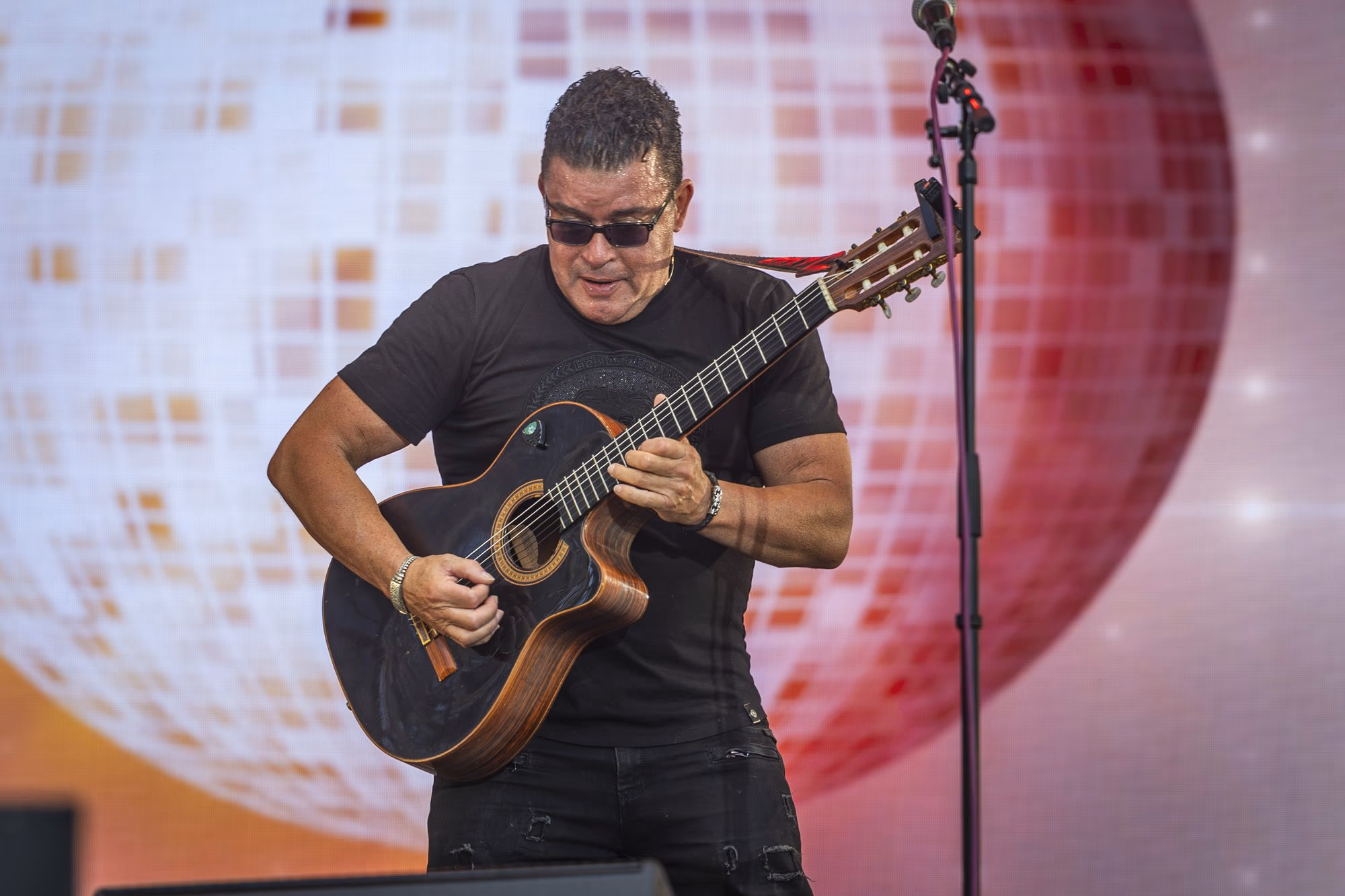 Marty Cintron pe scenă în România, cu chitara clasică. Foto: AdiCoco.com