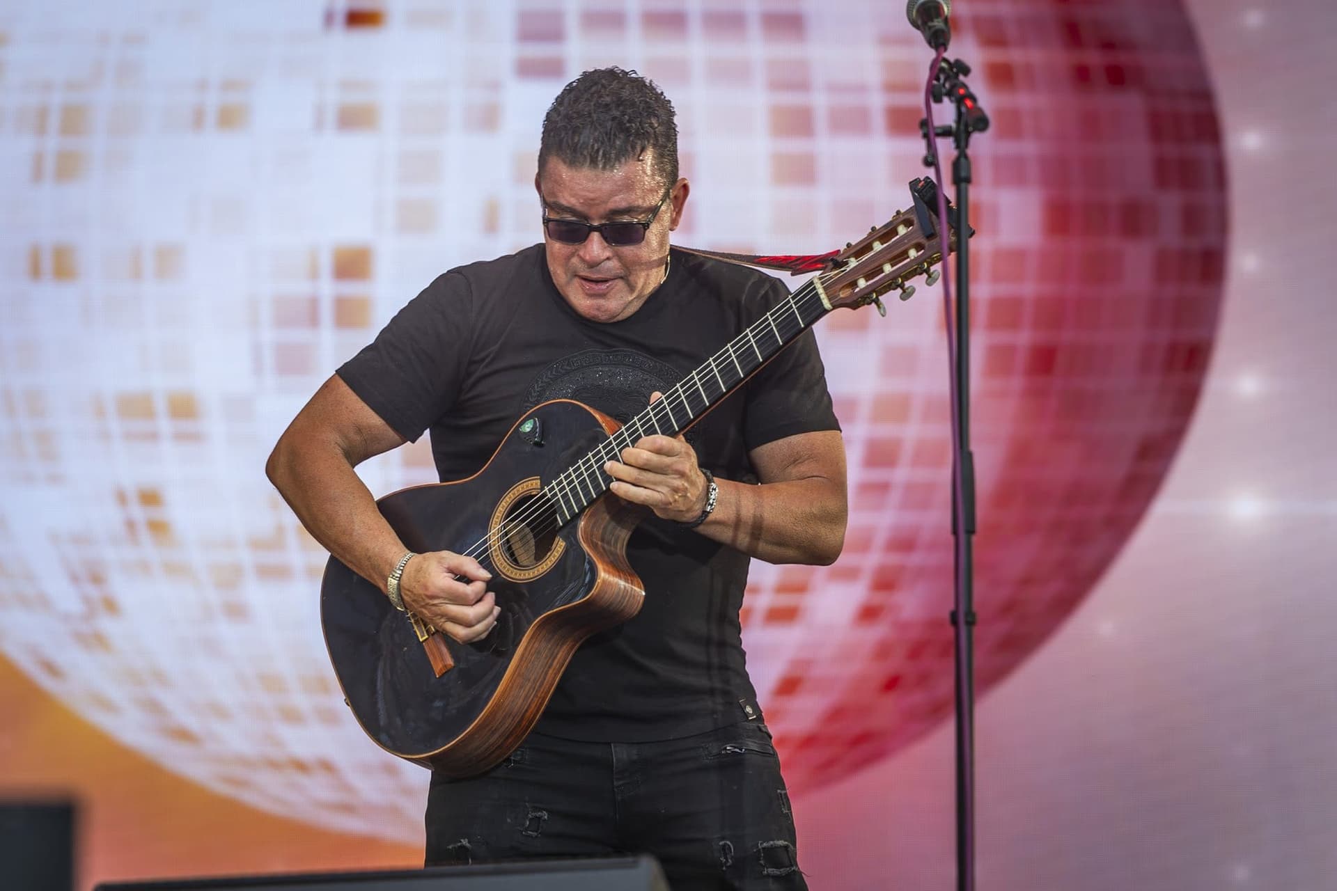 Marty Cintron a színpadon Romániában, a klasszikus gitárral. Fotó: AdiCoco.com