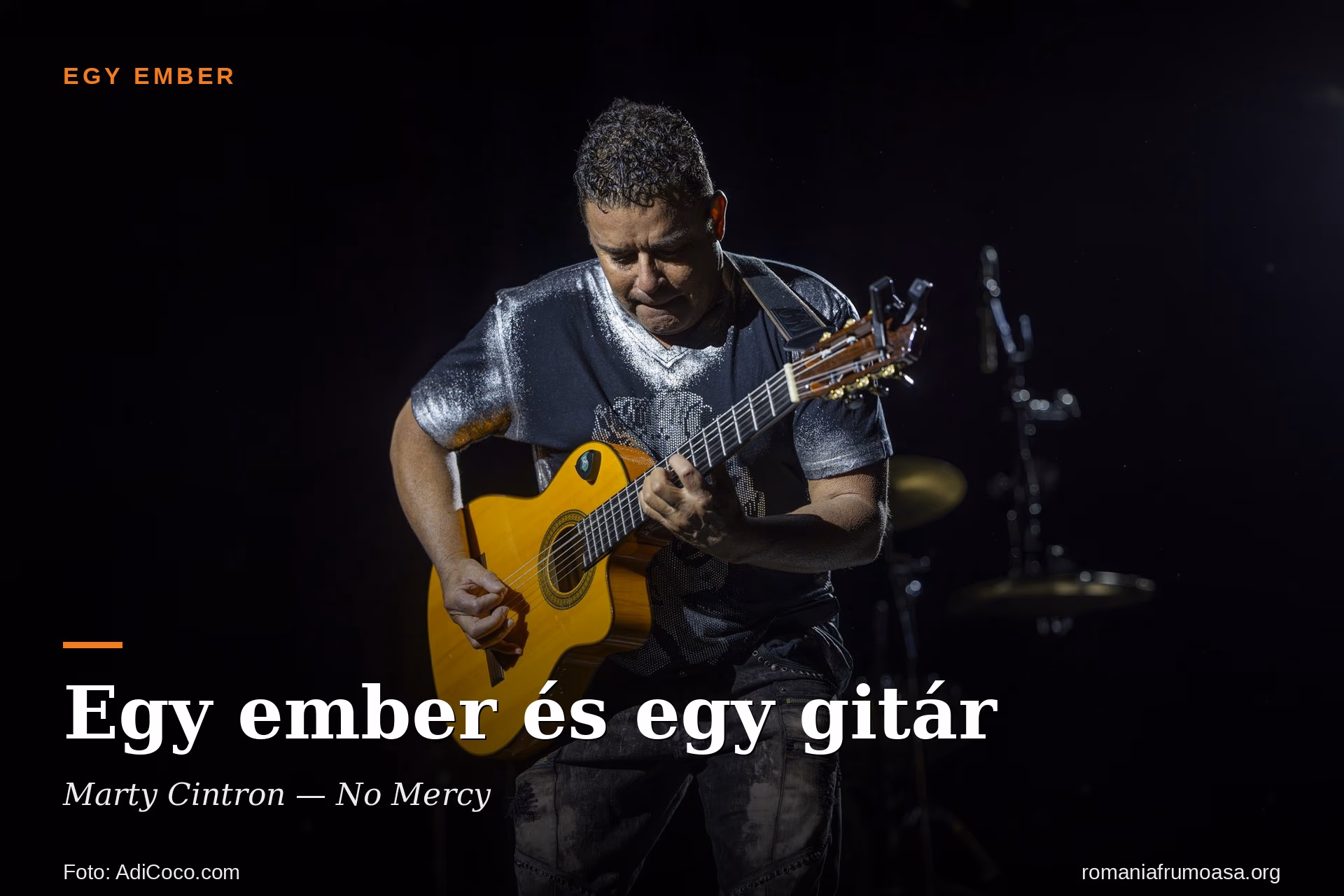 Marty Cintron, No Mercy, a színpadon — egy ember és egy gitár. Fotó: AdiCoco.com