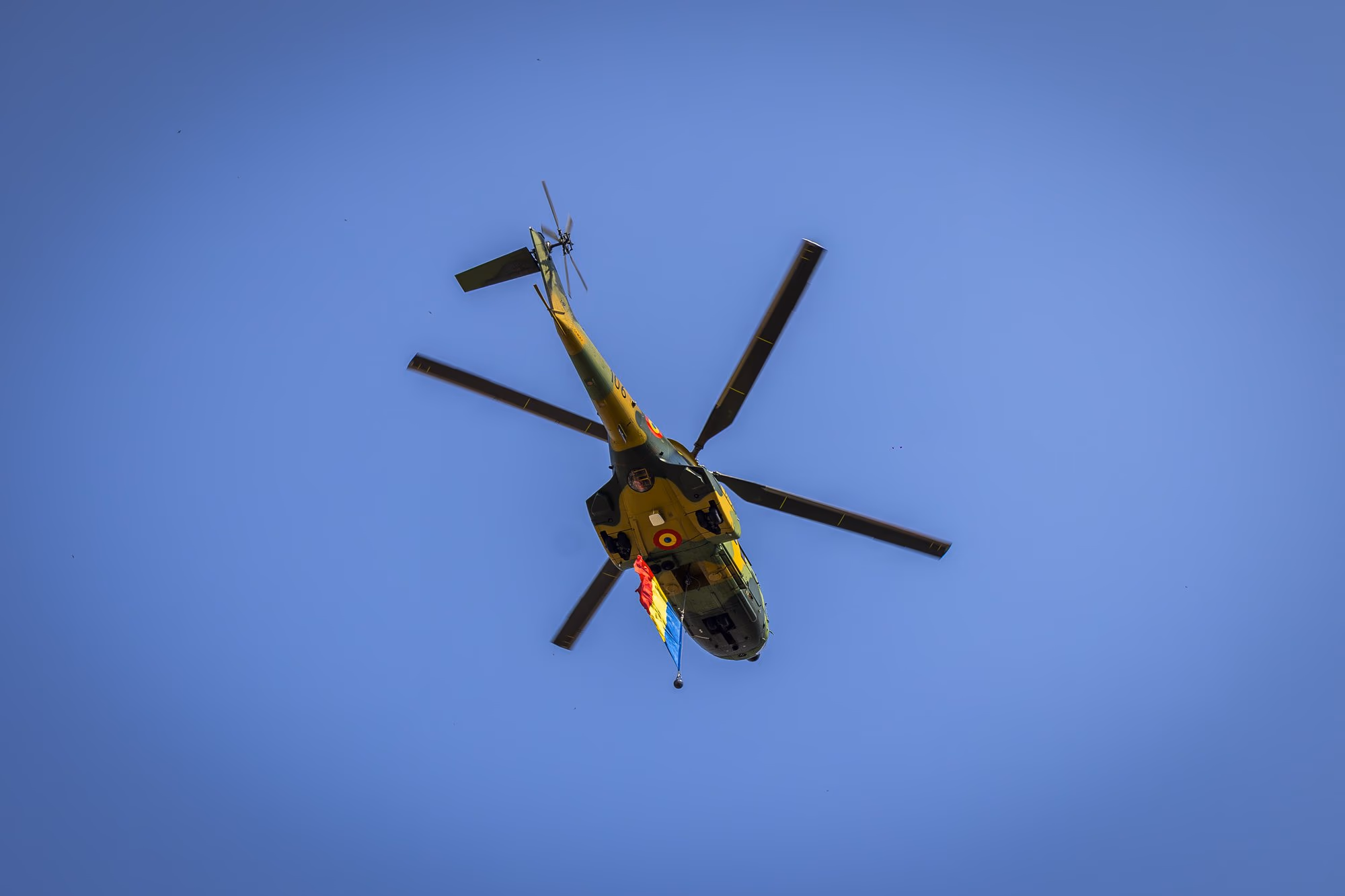 IAR-330 Puma nyitja a légi parádét, Románia zászlajával. Fotó: AdiCoco.com
