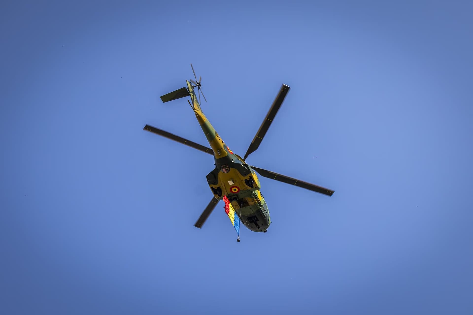 An IAR-330 Puma opens the flyover, carrying Romania's flag. Photo: AdiCoco.com