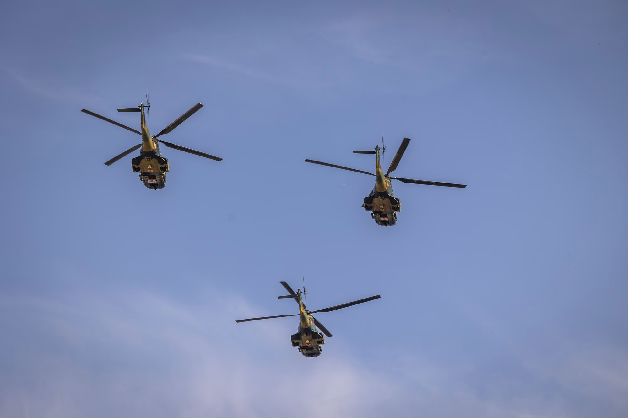 IAR-330 Puma, hármas kötelék. Fotó: AdiCoco.com