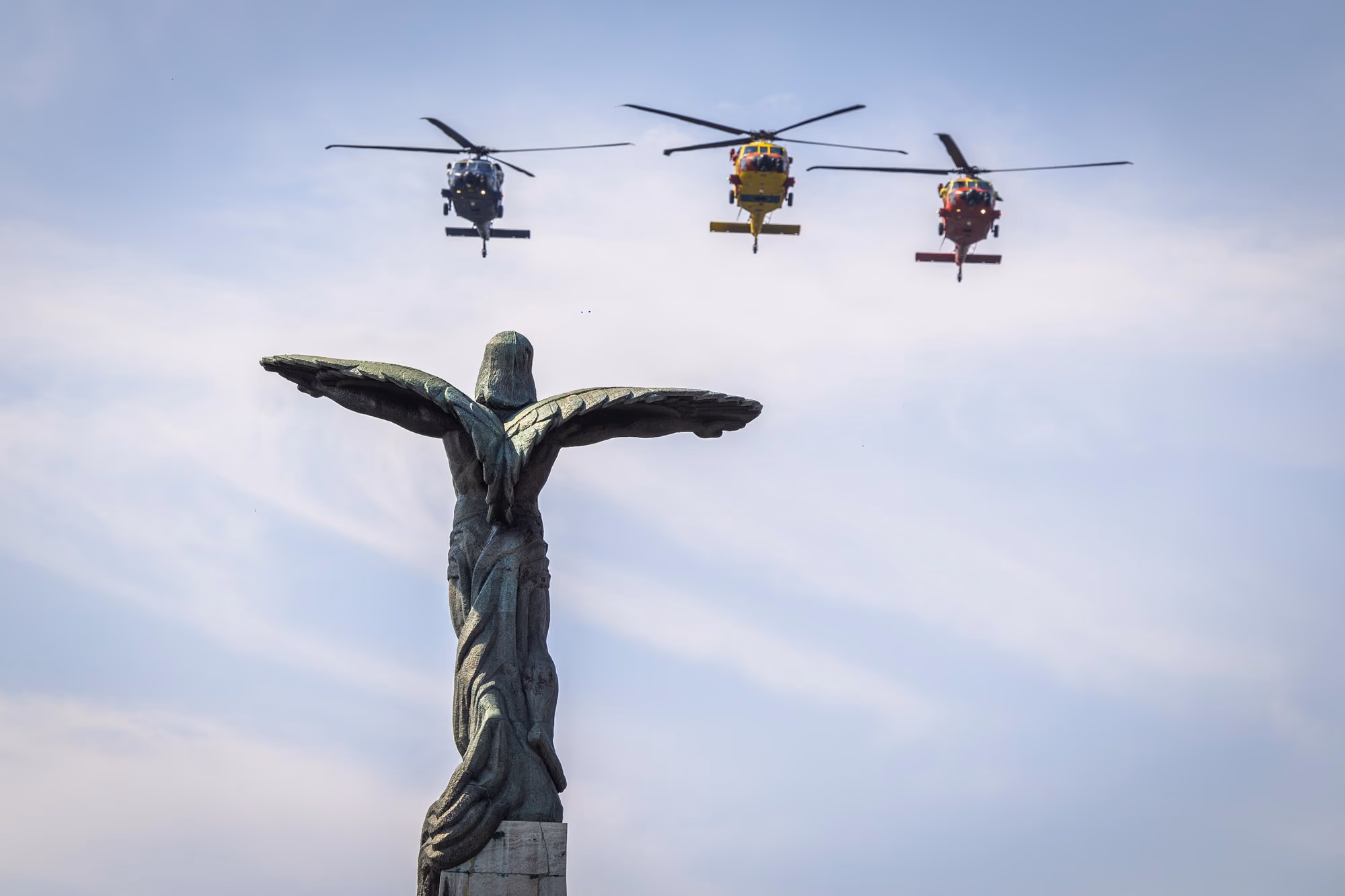 Helikopterek az emlékmű felett. Fotó: AdiCoco.com