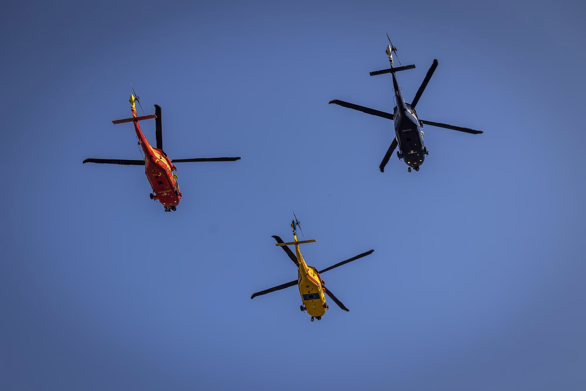 A belügy helikopterei: SMURD és Black Hawk kötelékben. Fotó: AdiCoco.com