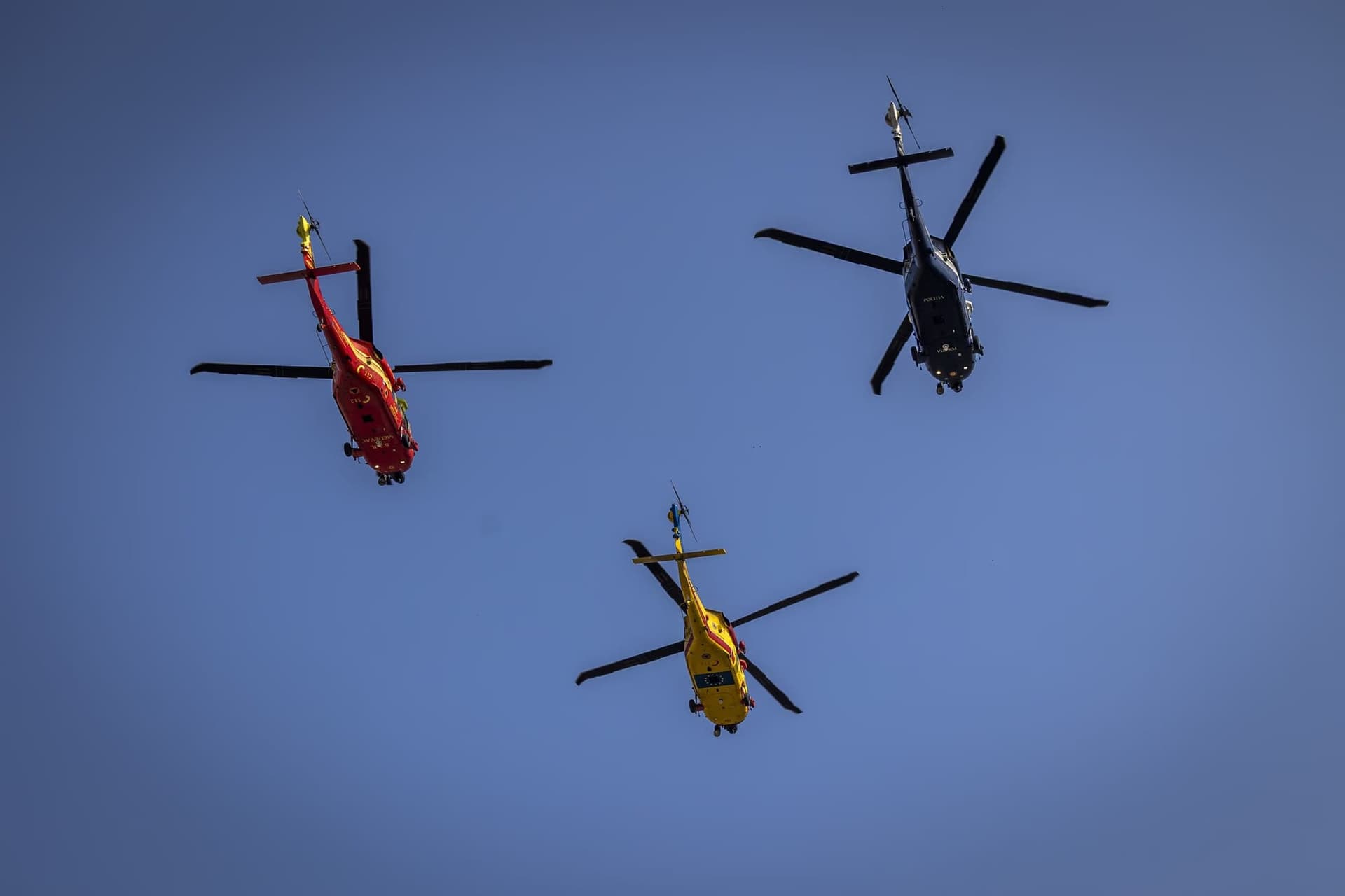 Interior Ministry helicopters: SMURD and Black Hawk in formation. Photo: AdiCoco.com