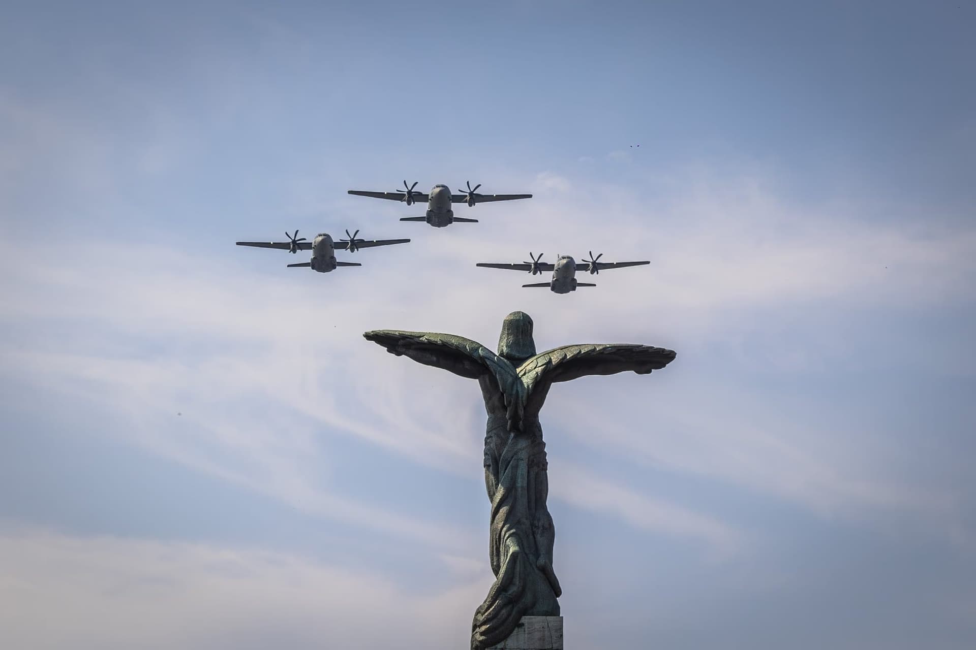 Transport formation above the Monument of the Heroes of the Air. Photo: AdiCoco.com