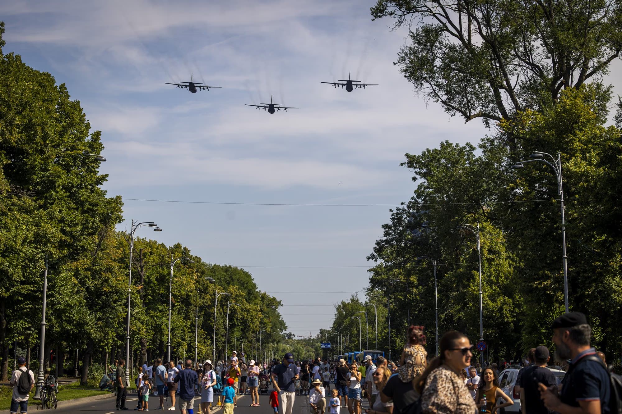 Transport aircraft above the public. Photo: AdiCoco.com