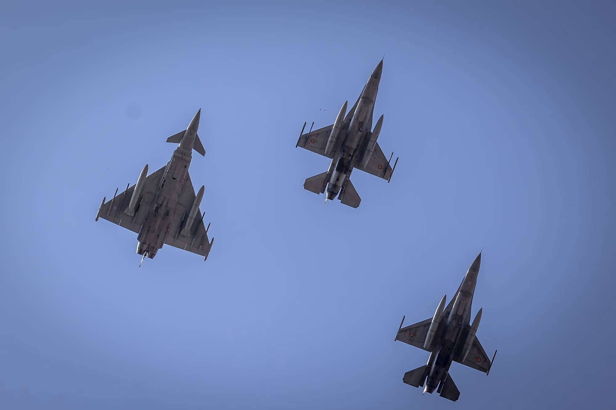 Vegyes kötelék: Eurofighter és F-16. Fotó: AdiCoco.com