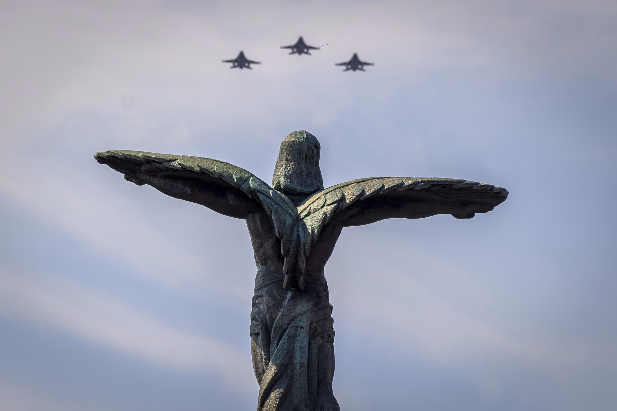 Three F-16s above the Monument of the Heroes of the Air. Photo: AdiCoco.com